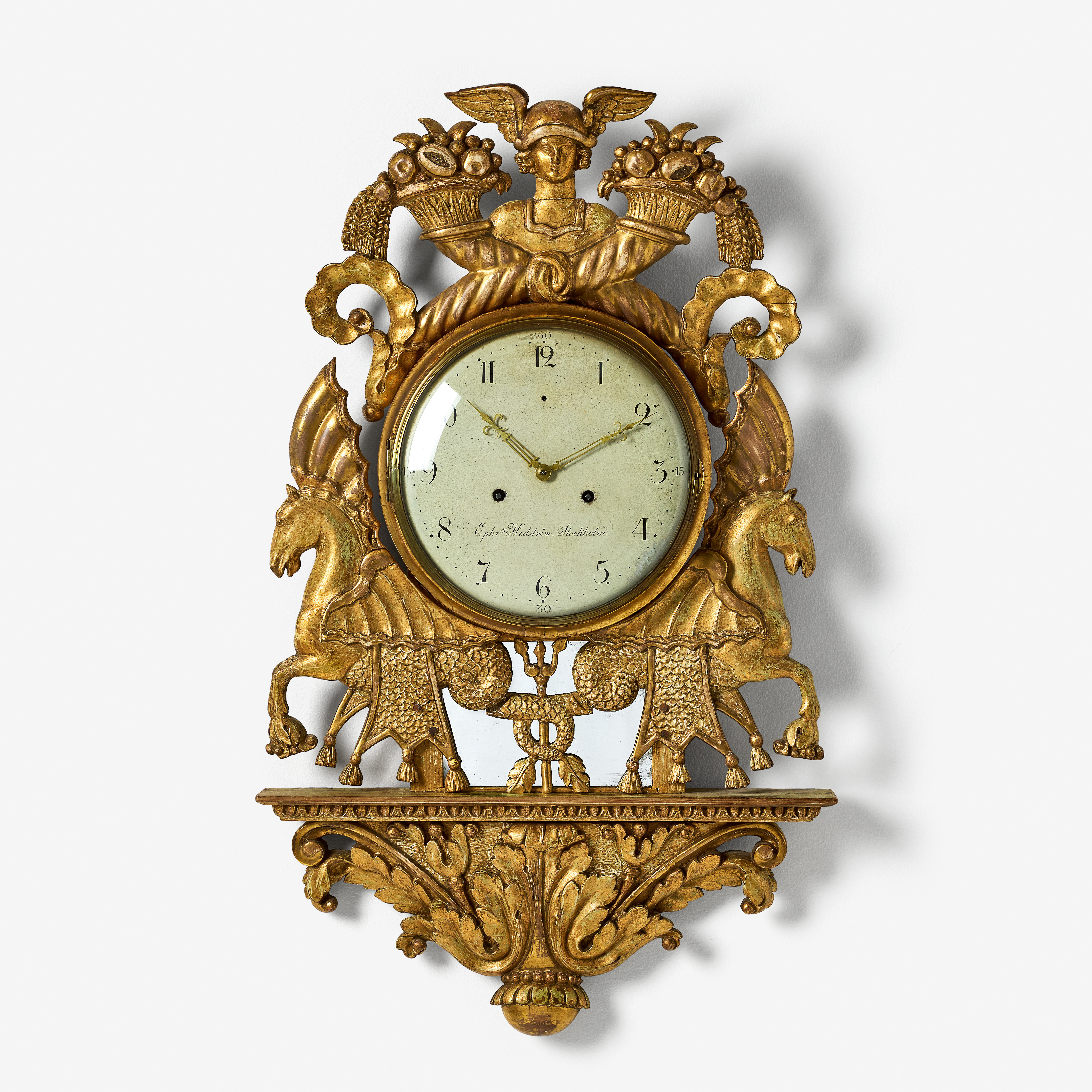 VÄGGPENDYL, stockholmsarbete i empire, urtavlan signerad Ephrm Hedström Stockholm (Ephraim Hedström, verksam som urmakare i Stockholm 1808-1818), träskuren dekor, framtagen originalförgyllning.