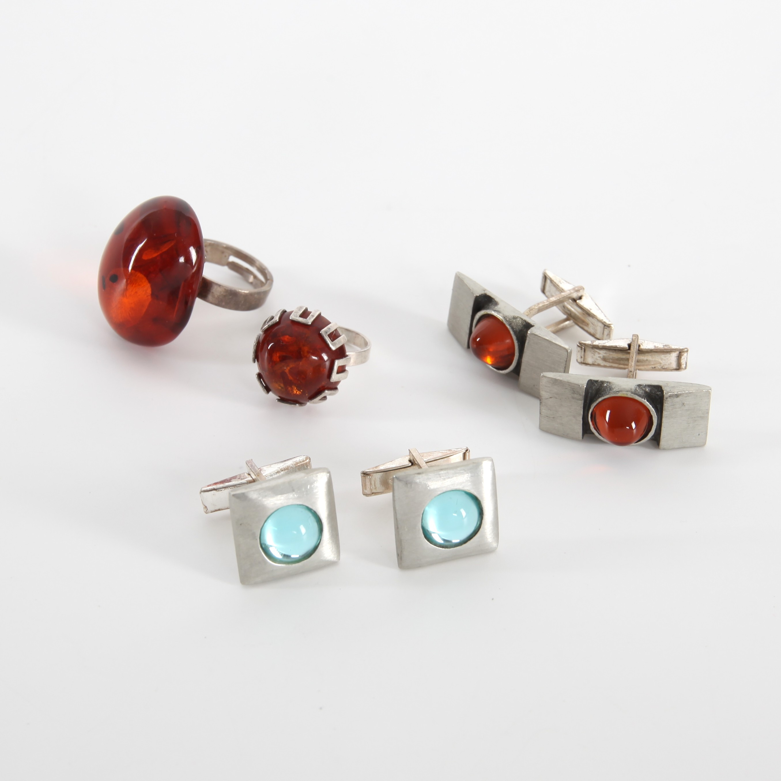 MANSCHETTKNAPPAR OCH RINGAR, 6 delar, tenn, silver och bärnsten, bl a Leif Brost.