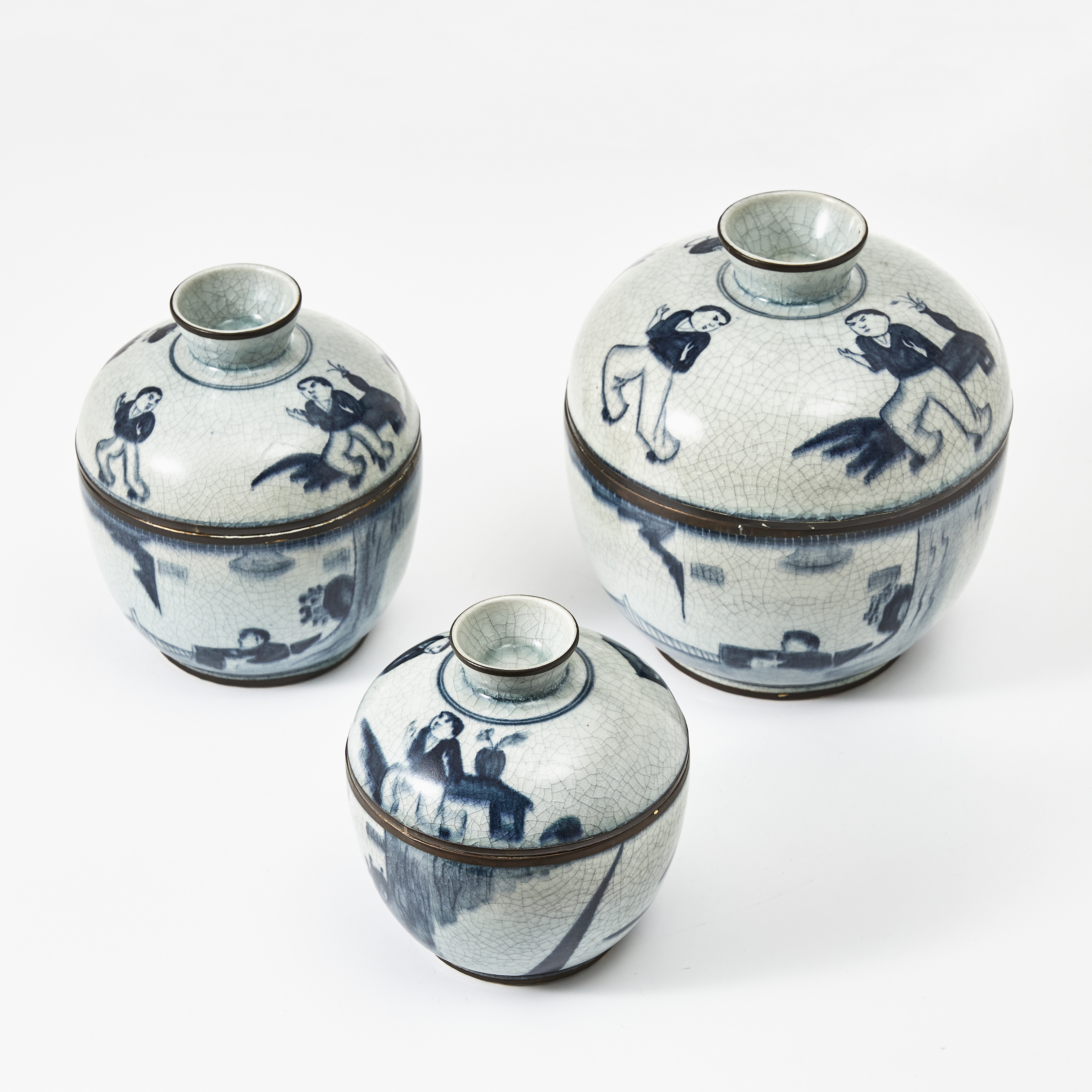 SKÅLAR MED LOCK, 3 st., porslin, troligen Kina, samtida, dekor av figurer i underglasyrblått, krackelyr.
