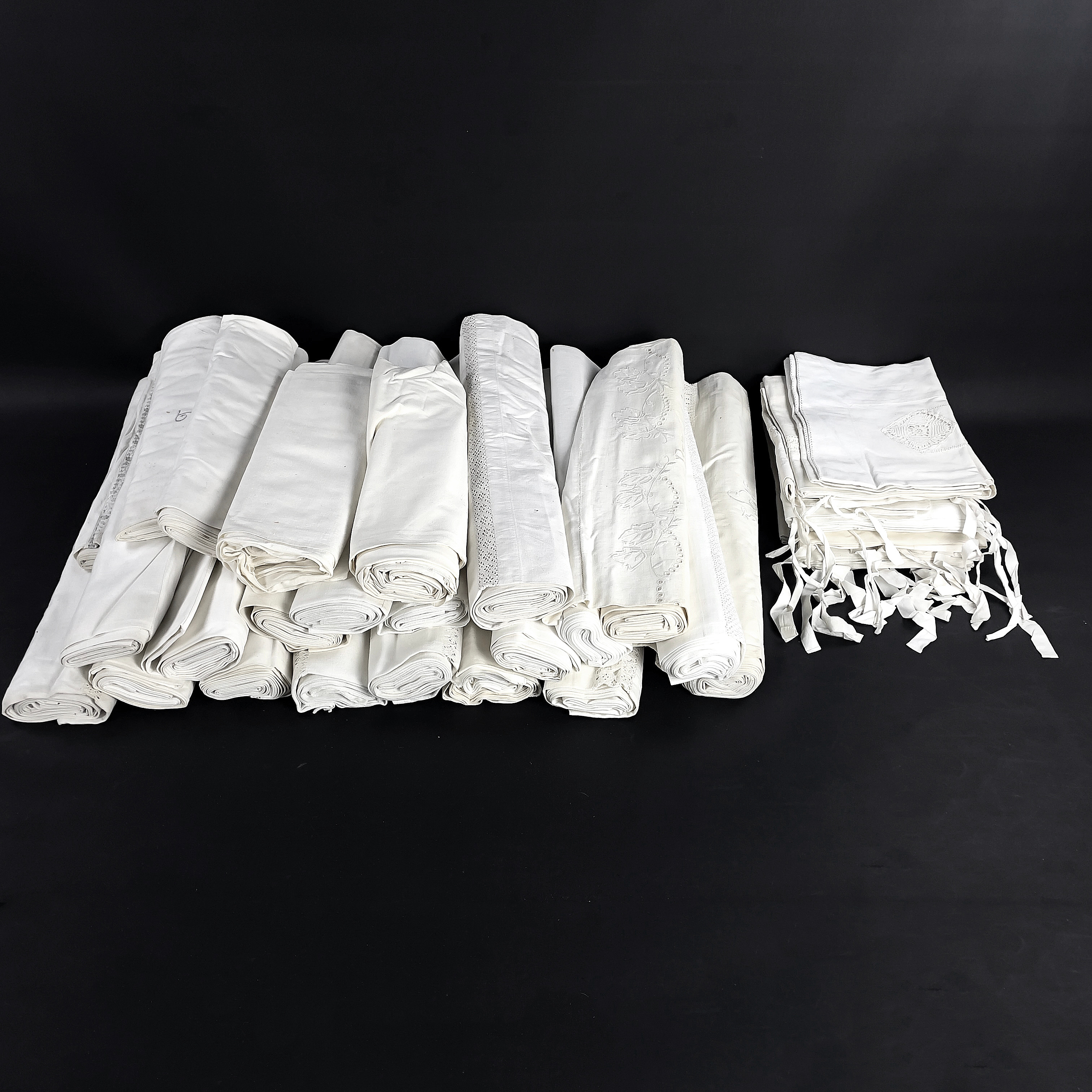 PARTI LAKAN samt ÖRNGOTT, bomull med spets/broderi, 1900-tal.