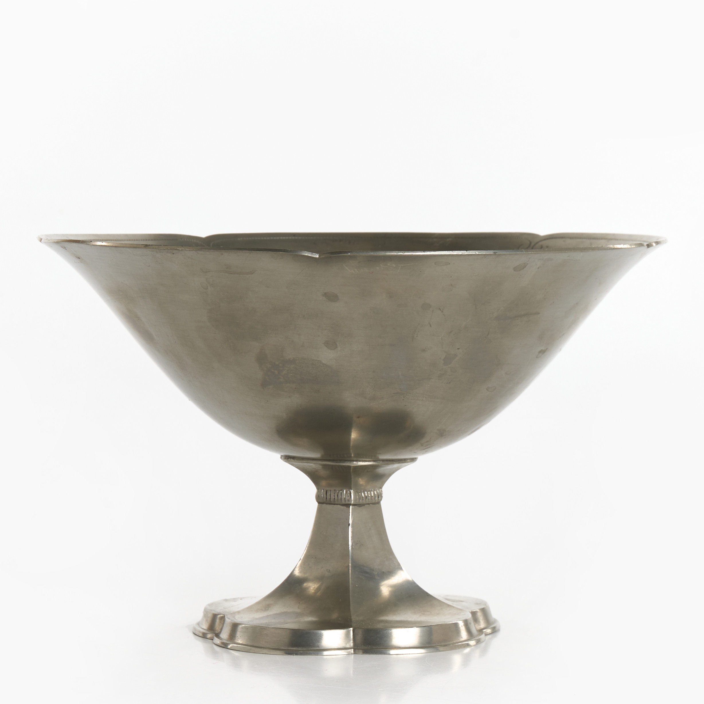 JUST ANDERSEN. Skål på fot, modell 1194, Danmark, 1920/30-tal, graverad dekor.