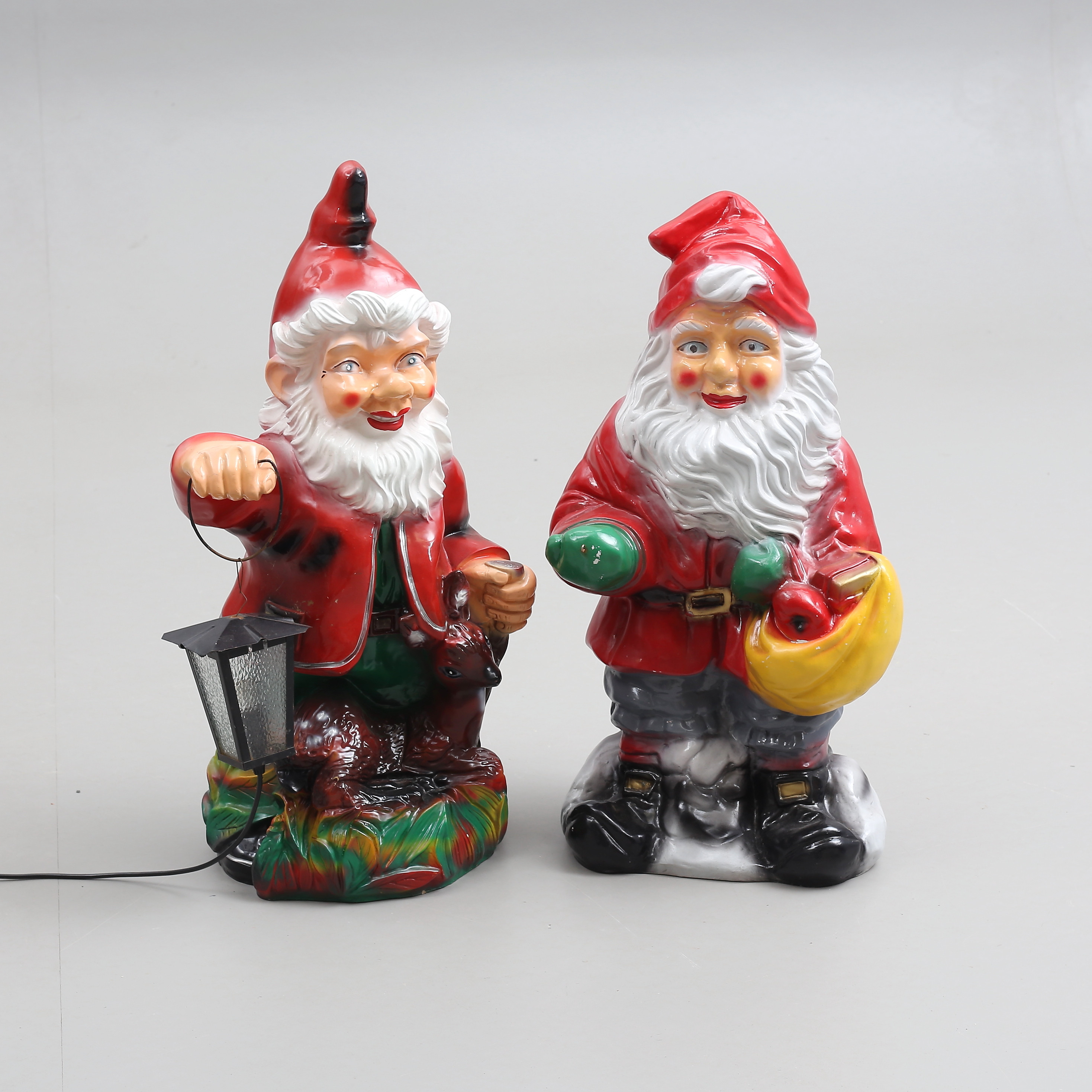 TRÄDGÅRDSTOMTAR, 2 st varav en med belysning, plast.