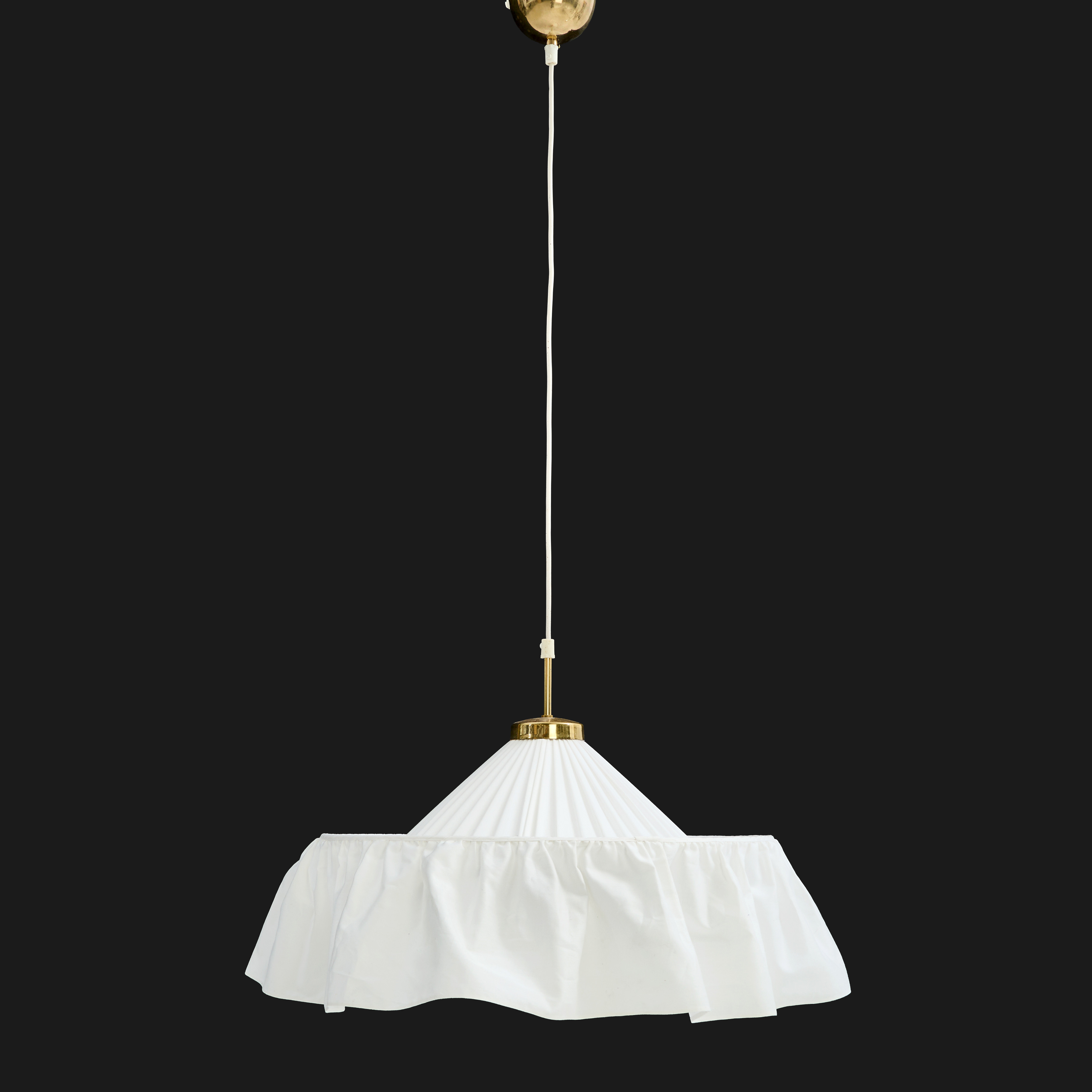 JOSEF FRANK (1885–1967). Taklampa, modell 2560, Firma Svenskt Tenn, skräm i vitt tyg, sockel och takkopp i mässing.