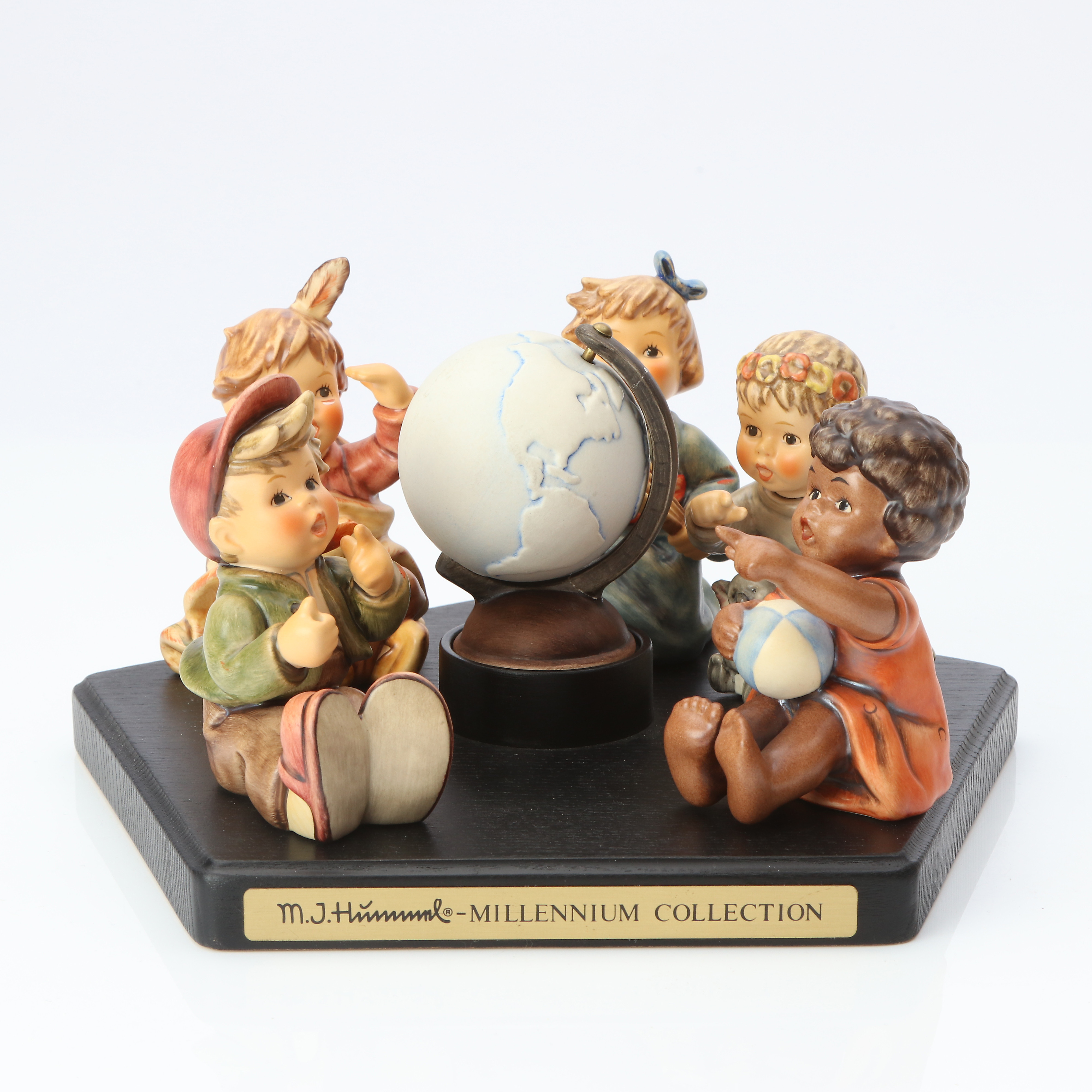 HUMMEL, FIGURGRUPP, FEM FIGURER MED JORDGLOB PÅ TRÄPLAKETT. Keramik. Millenium Collection, föreställade de fem världsdelarna. Tyskland, 1900-tal.