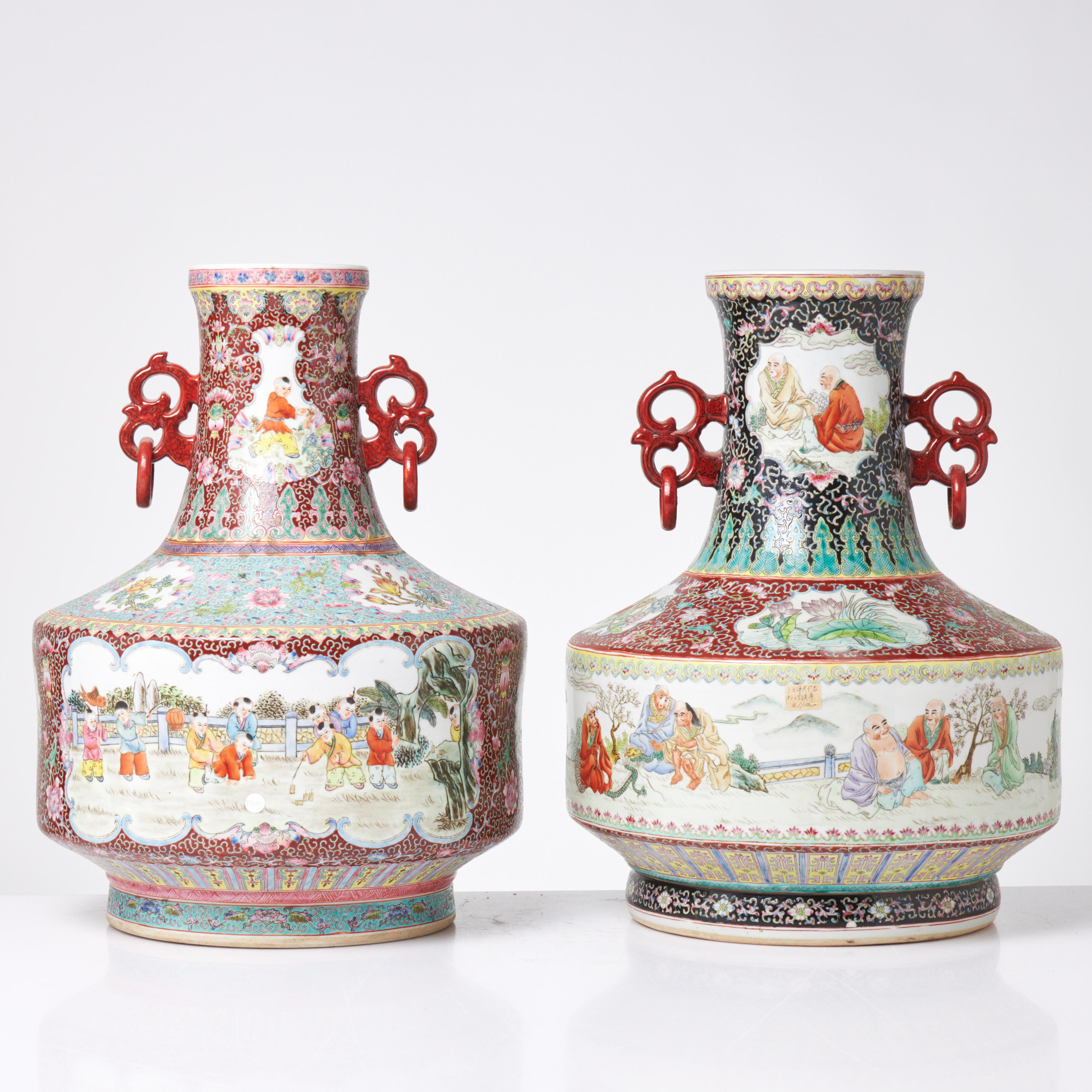 GOLVVASER, 1-par, Kina, med hänklar, figurala motiv.