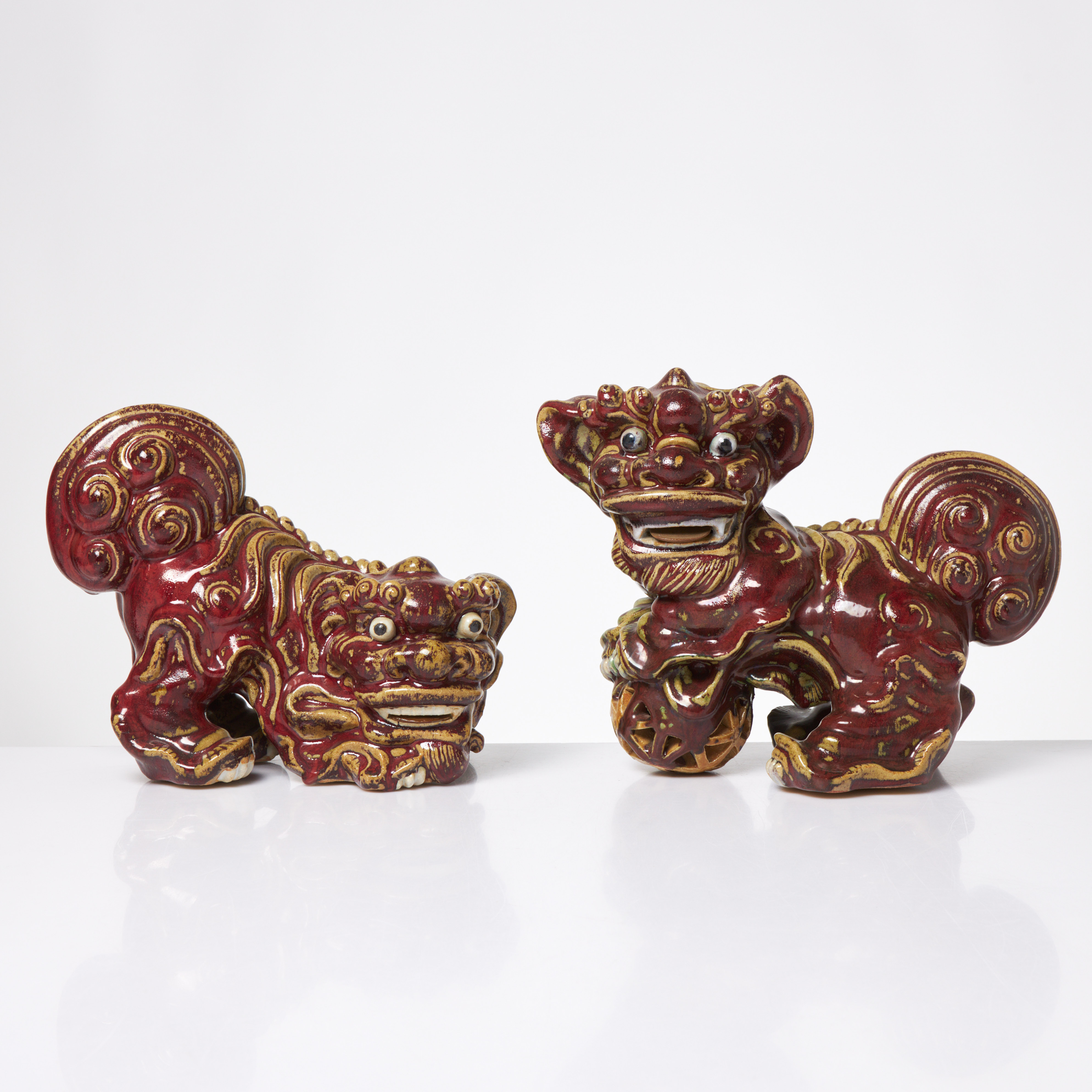 FO-HUNDAR, ett par, Asien, röd glasyr.