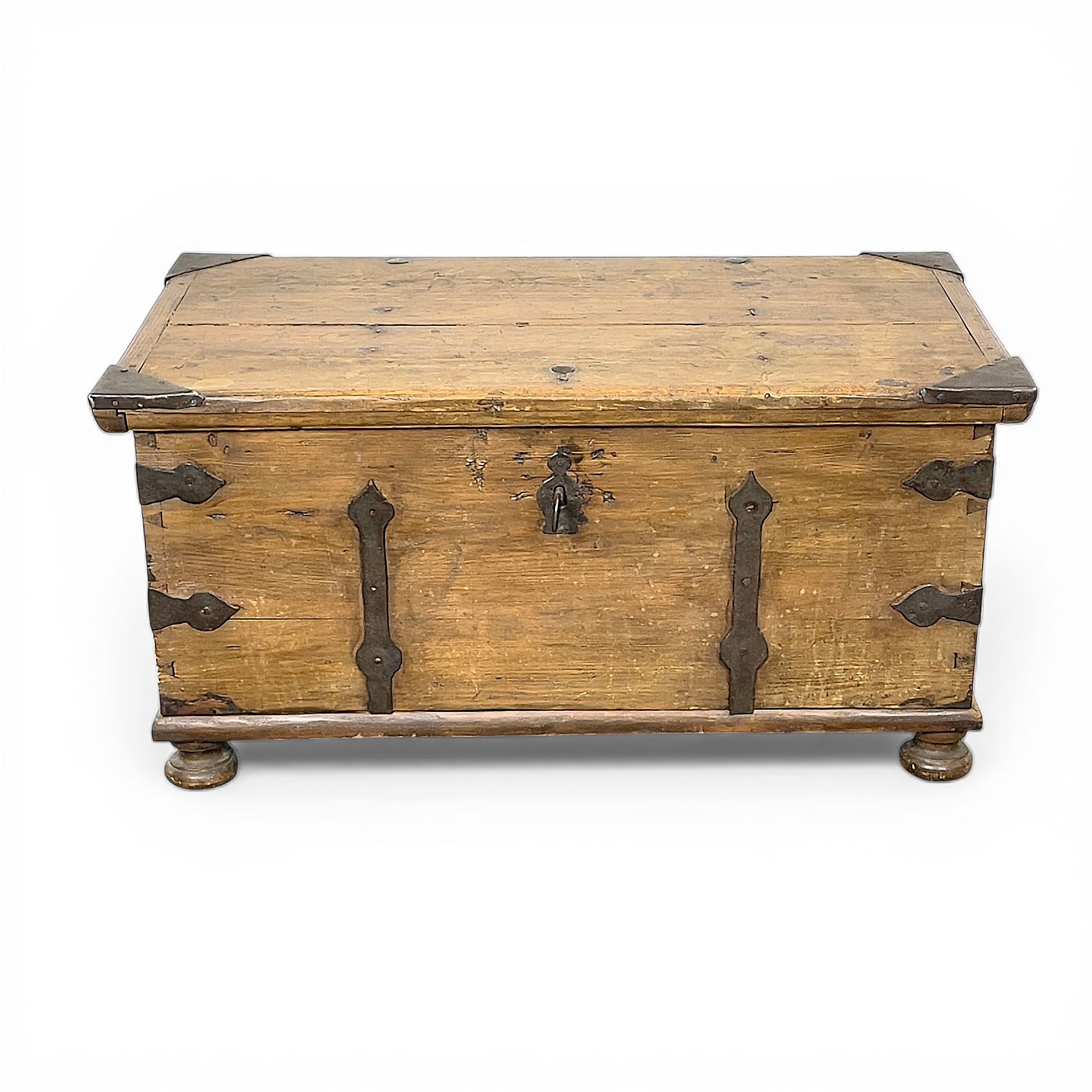 KISTA. Trä och smidesjärn, 1700/1800-tal.