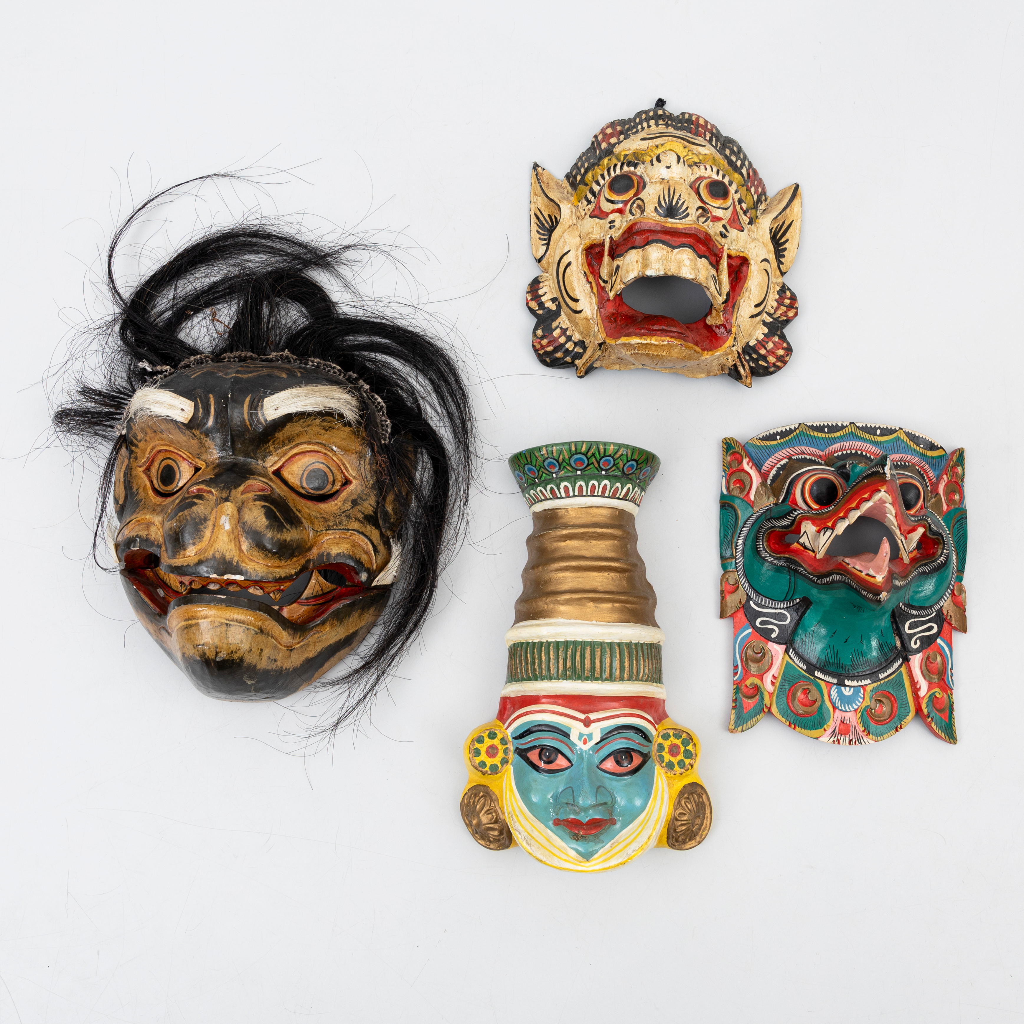 MASKER samt VÄGGDEKORATION,4 st, skuret trä och lackarbete, Indonesien.