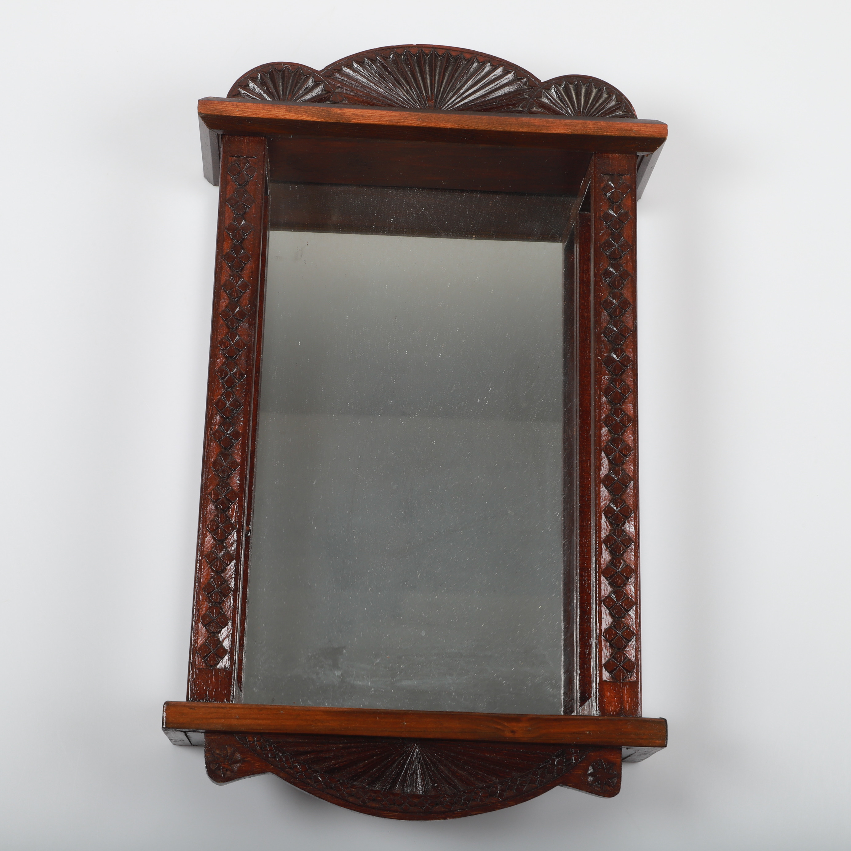 SPEGEL MED HYLLA, betsat trä, 1900-tal.