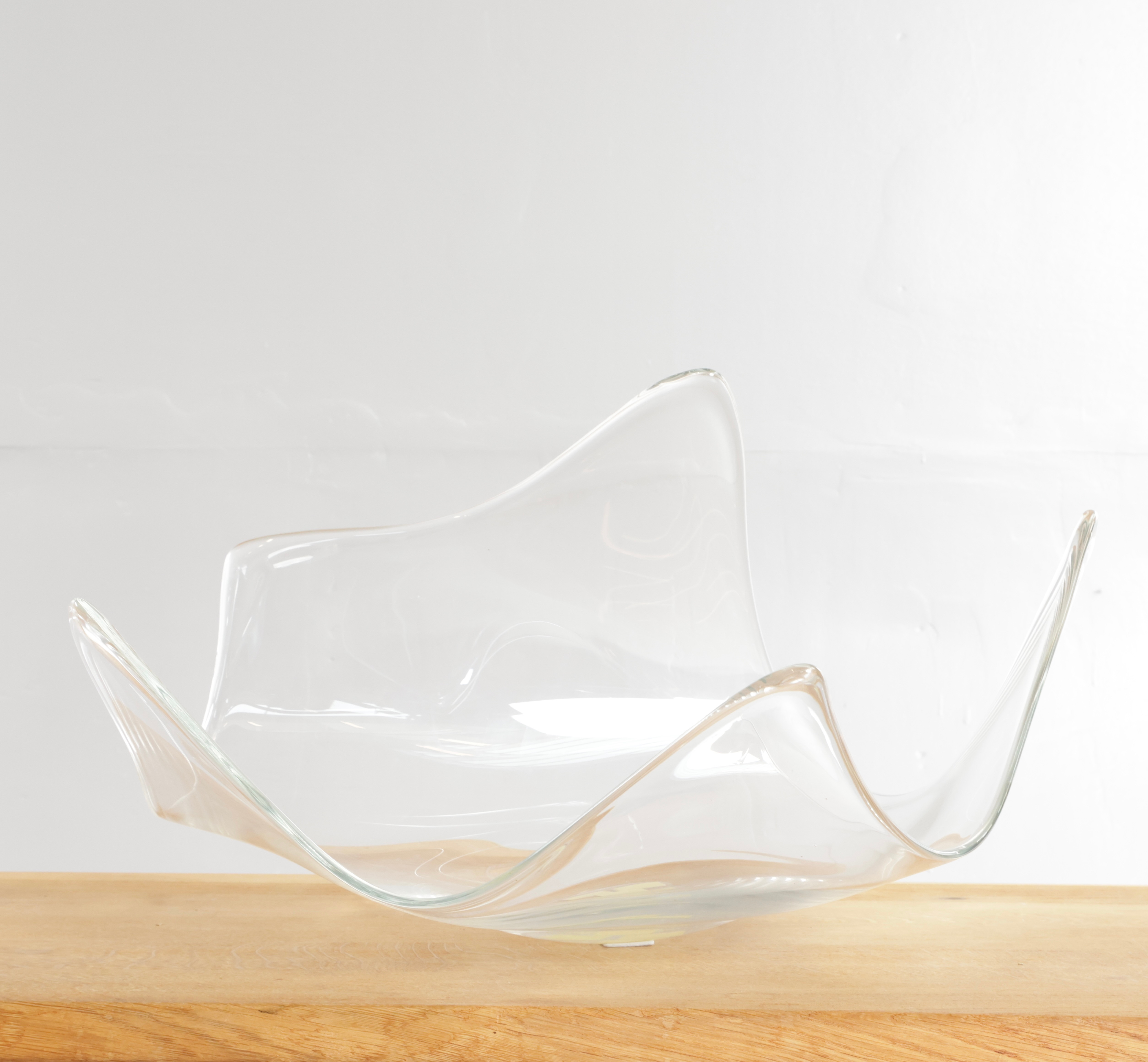 PER LÜTKEN (F. 1916, D. 1998). Stort unikafad af klart glas. Sign. monogram, HG 86, 3438. Udført hos Holmegaard Glasværk, 1980'erne.