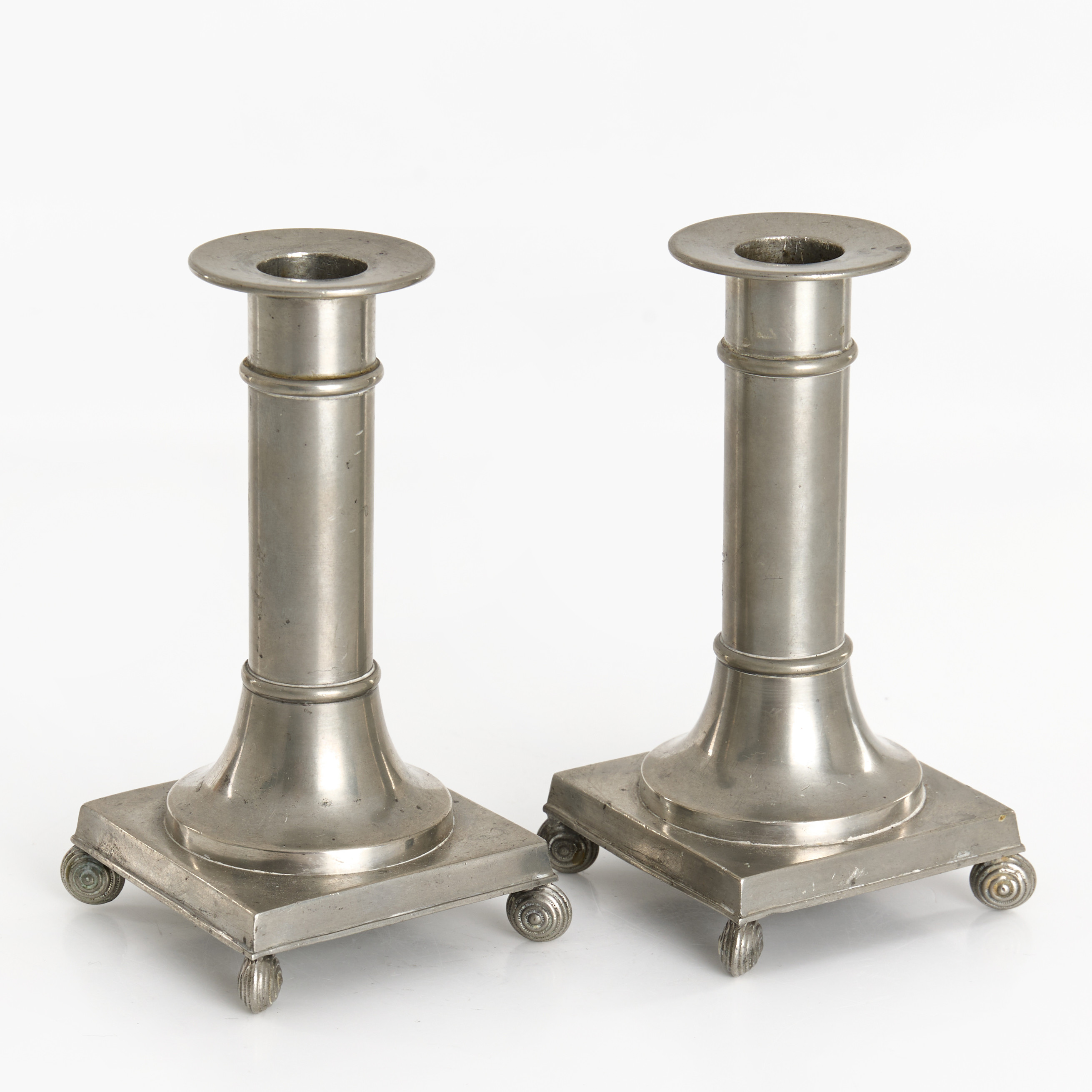 LJUSSTAKAR, ett par, gustaviansk stil, stämplade Schreuder & Olsson samt GAB, Stockholm, 1928.