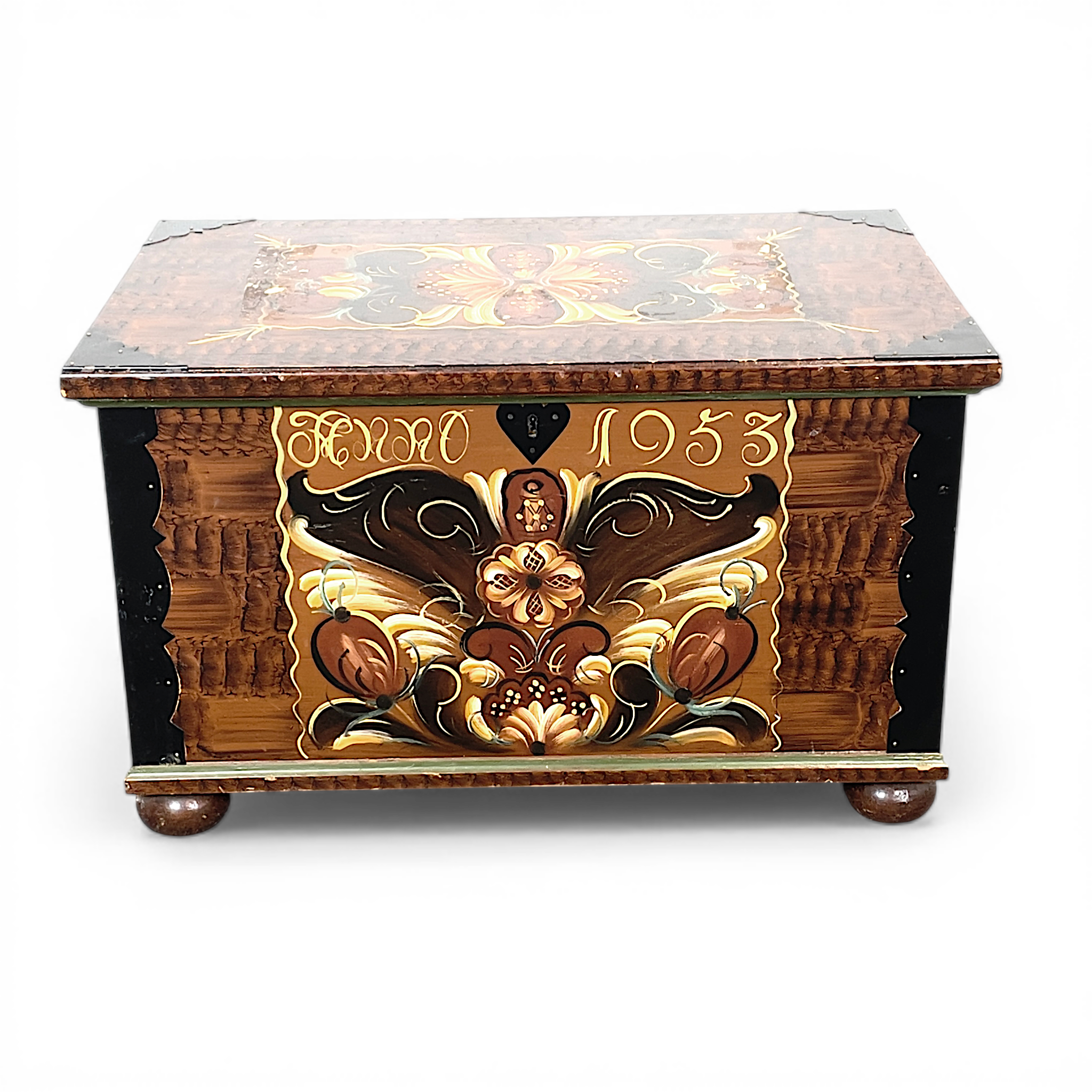 KISTA. Allmoge, drickamålat & kurbitsmålat trä, daterad 1953.