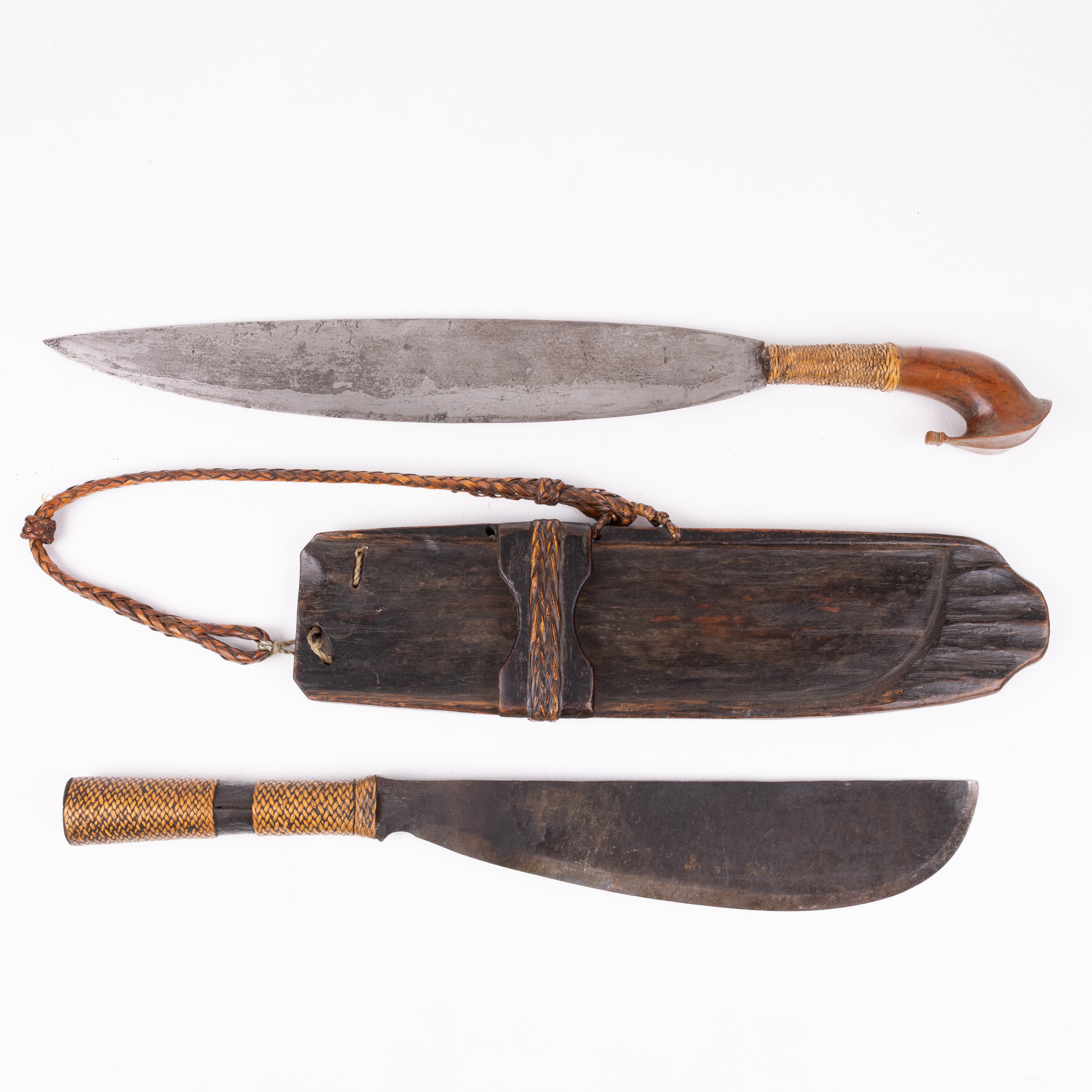 HUGGARE, 2 st av klewang-typ, Indonesien/Sydostasien.