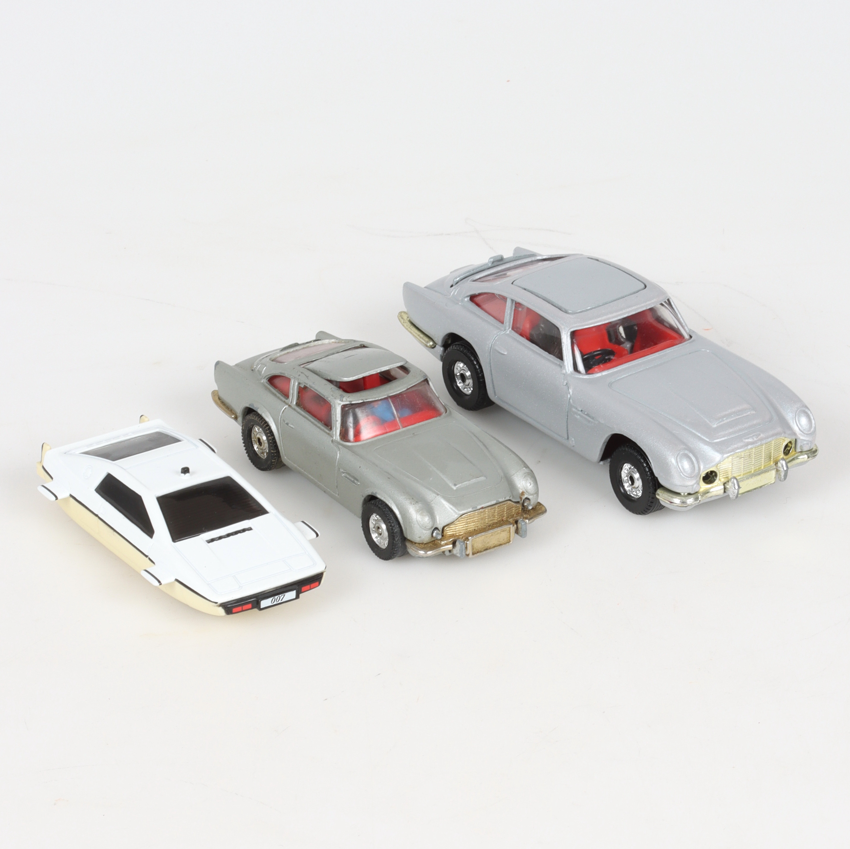 MODELLBILAR, 3 st, James Bond 007, Aston Martin och Lotus, Corgi. 1900-talets senare del.