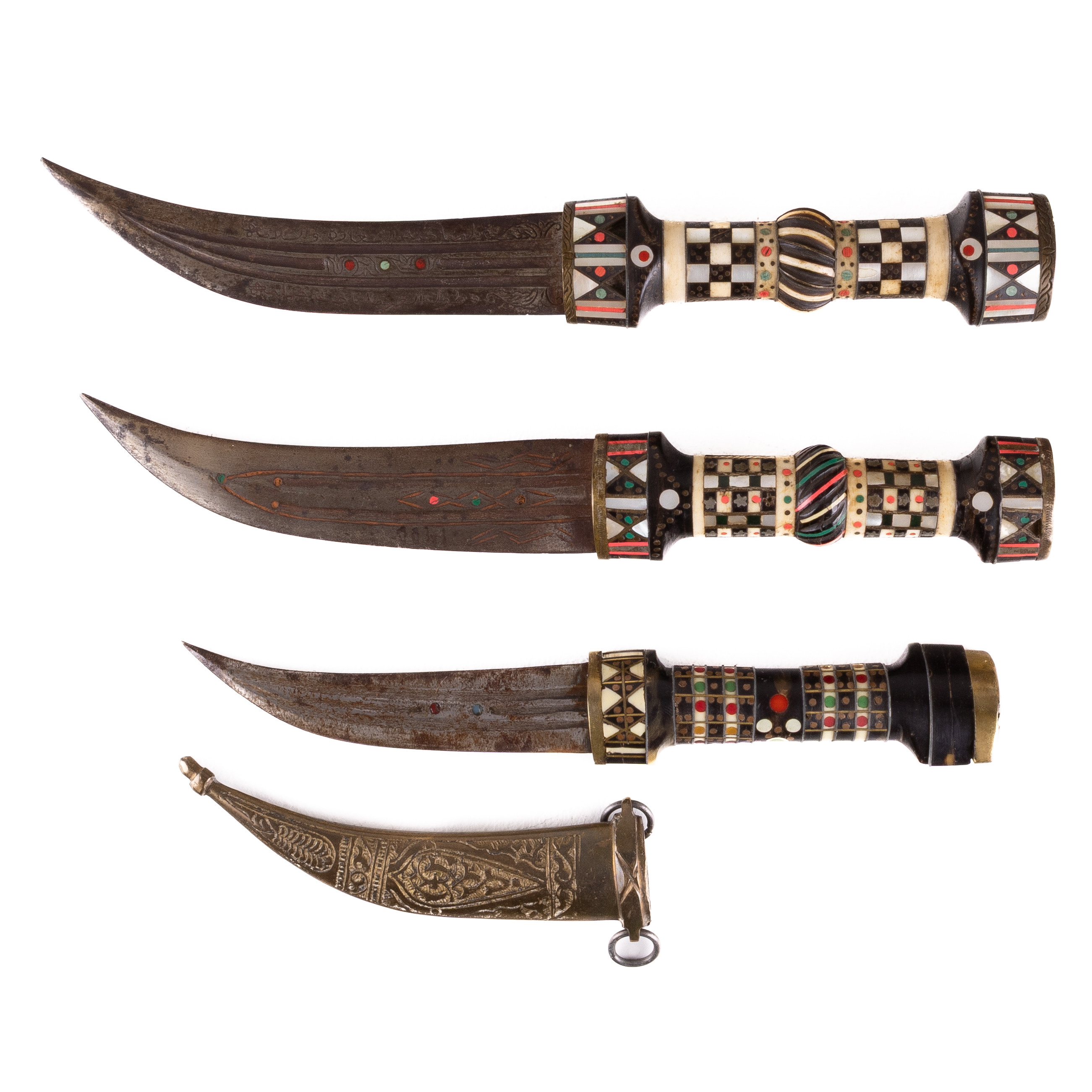 DOLKAR, 3 st, med pärlemor, Golanhöjderna/Syrien, 1900-tal.