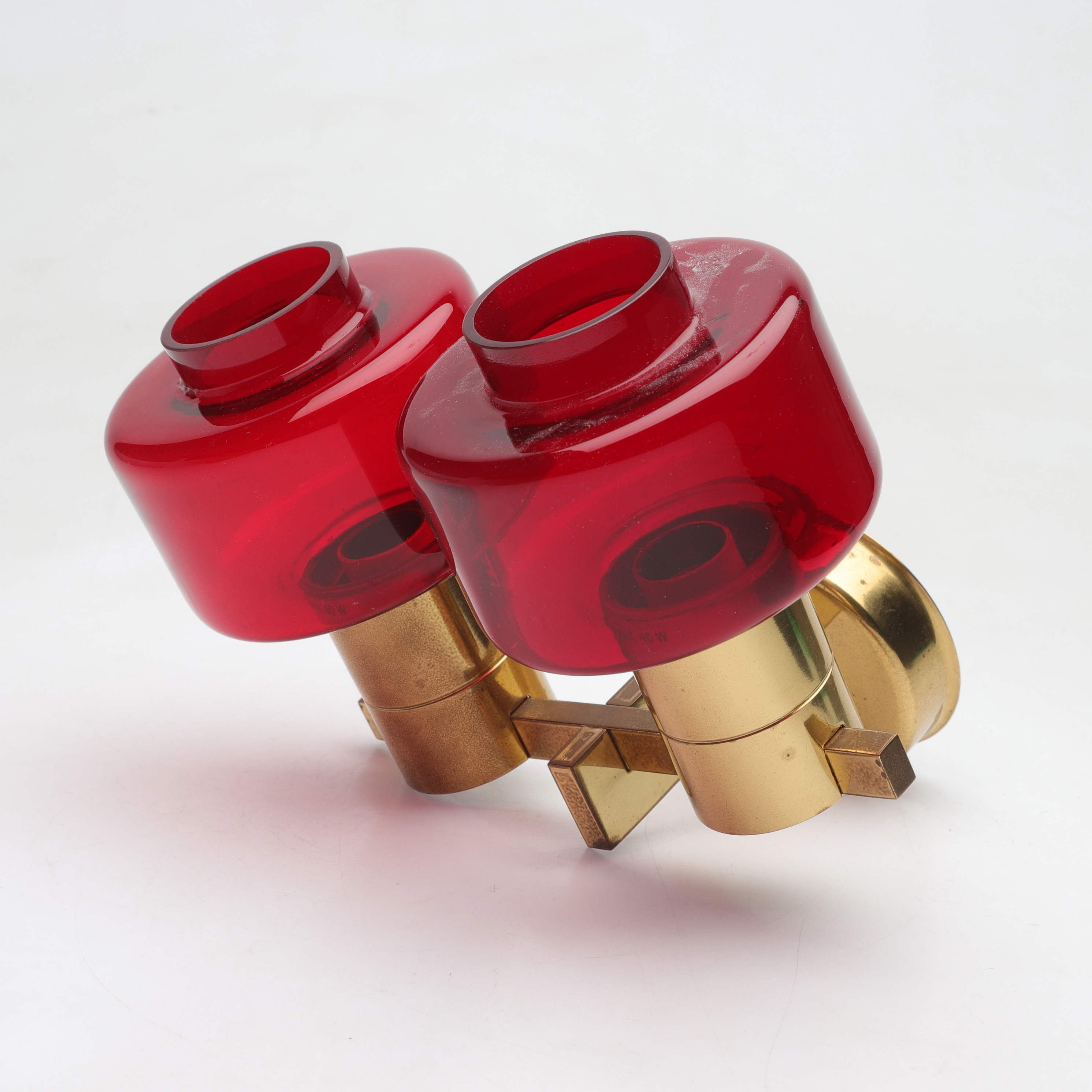 HANS-AGNE JAKOBSSON, Vägglampa, rött glas och mässing, " V306", Markaryd, omkring 1900-talets mitt.