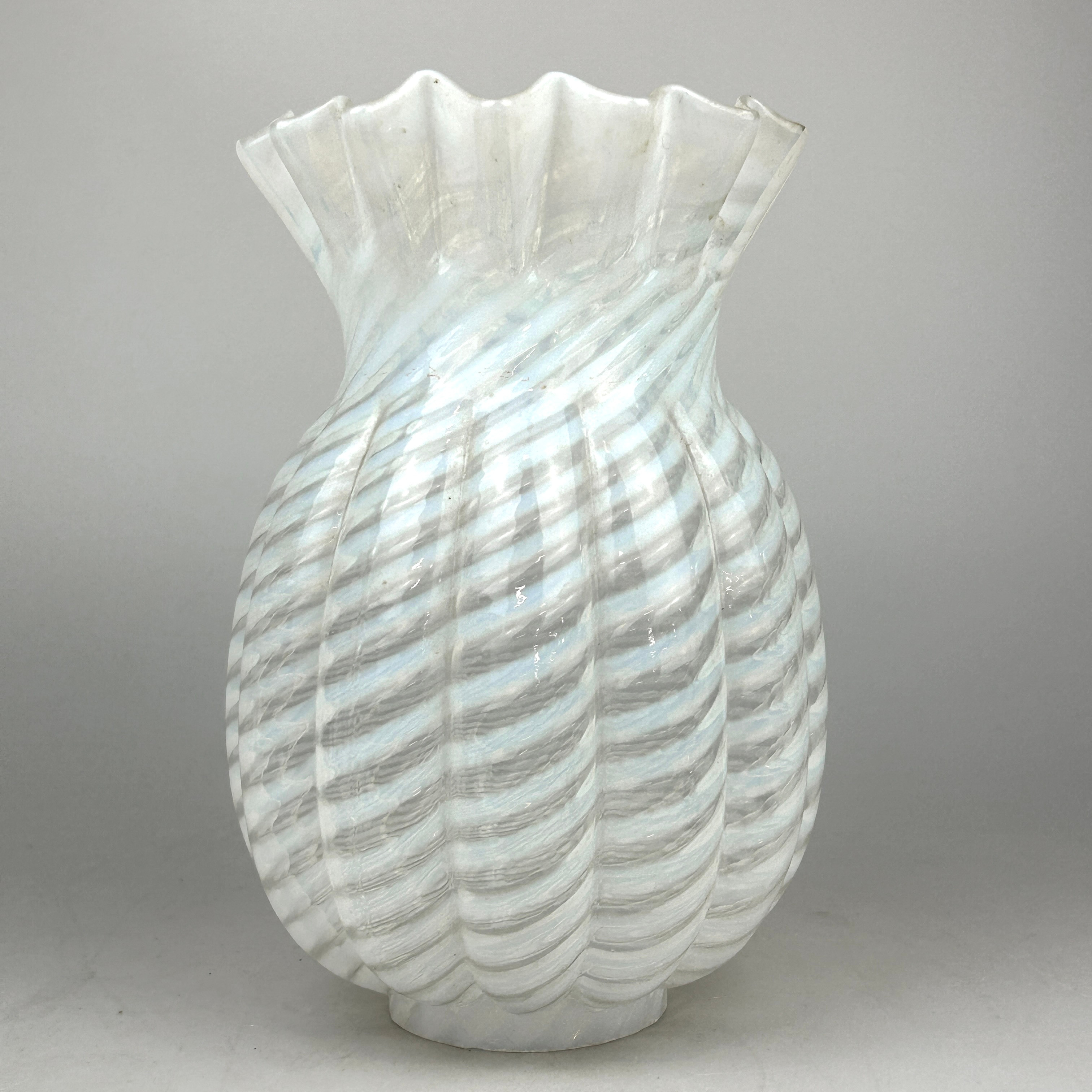 AN ANTIQUE VASELINE GLASS LAMPSHADE.