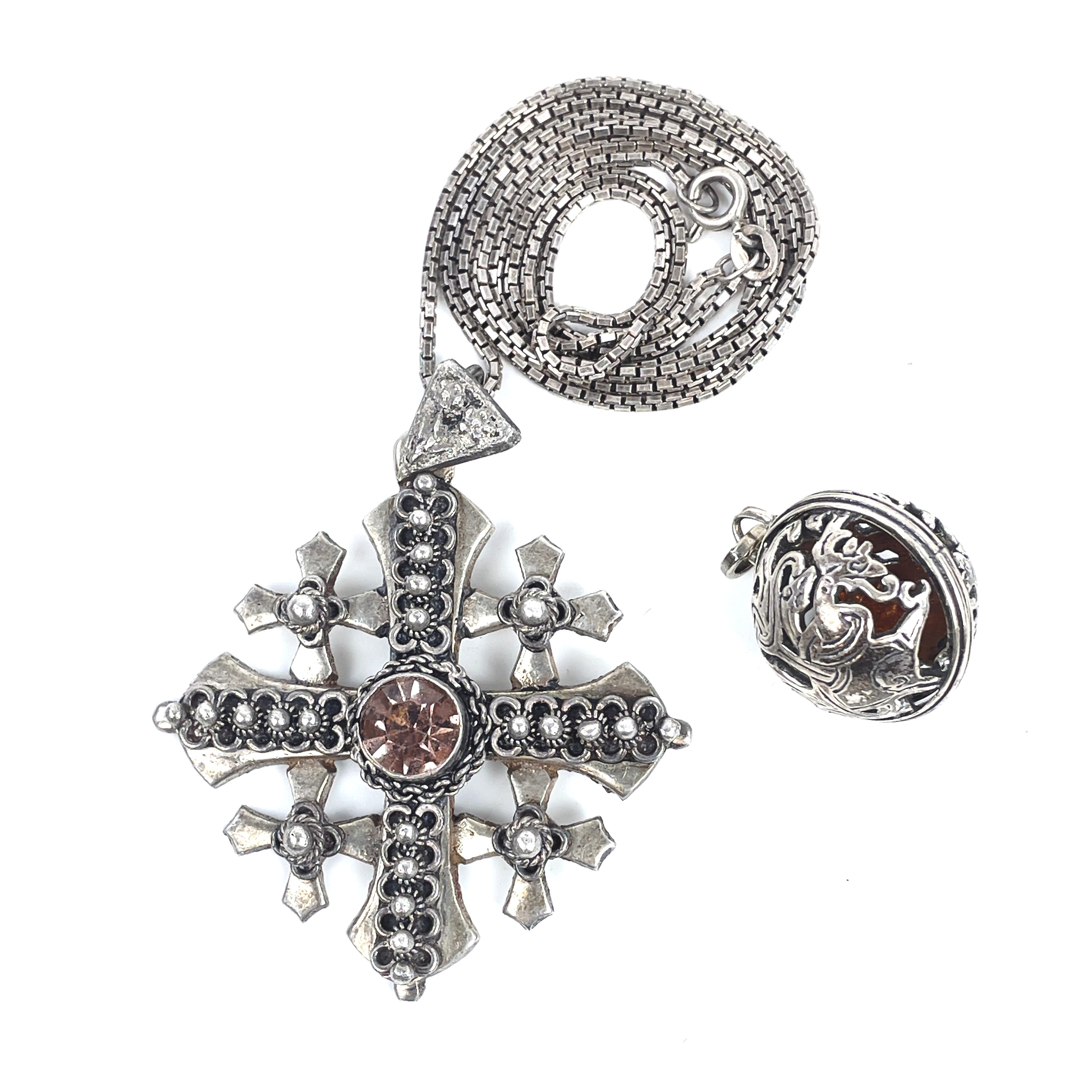 HÄNGSMYCKEN, 2 st. Sterlingsilver/silver, Jerusalemkors och Vikingapärla.