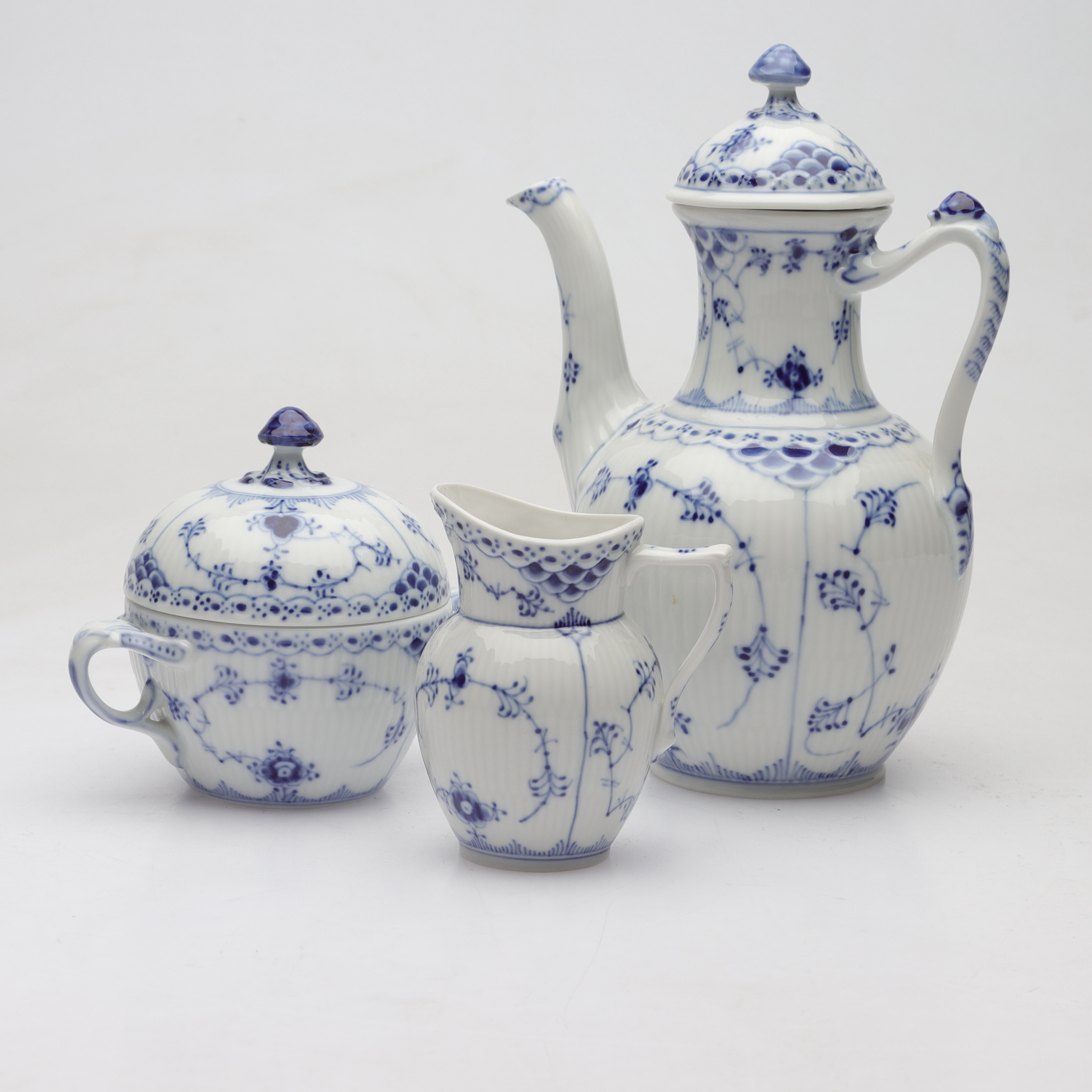 SERVISDELAR, "Musselmalet", porslin, tre delar, modell 518, 522 och 605, Royal Copenhagen.