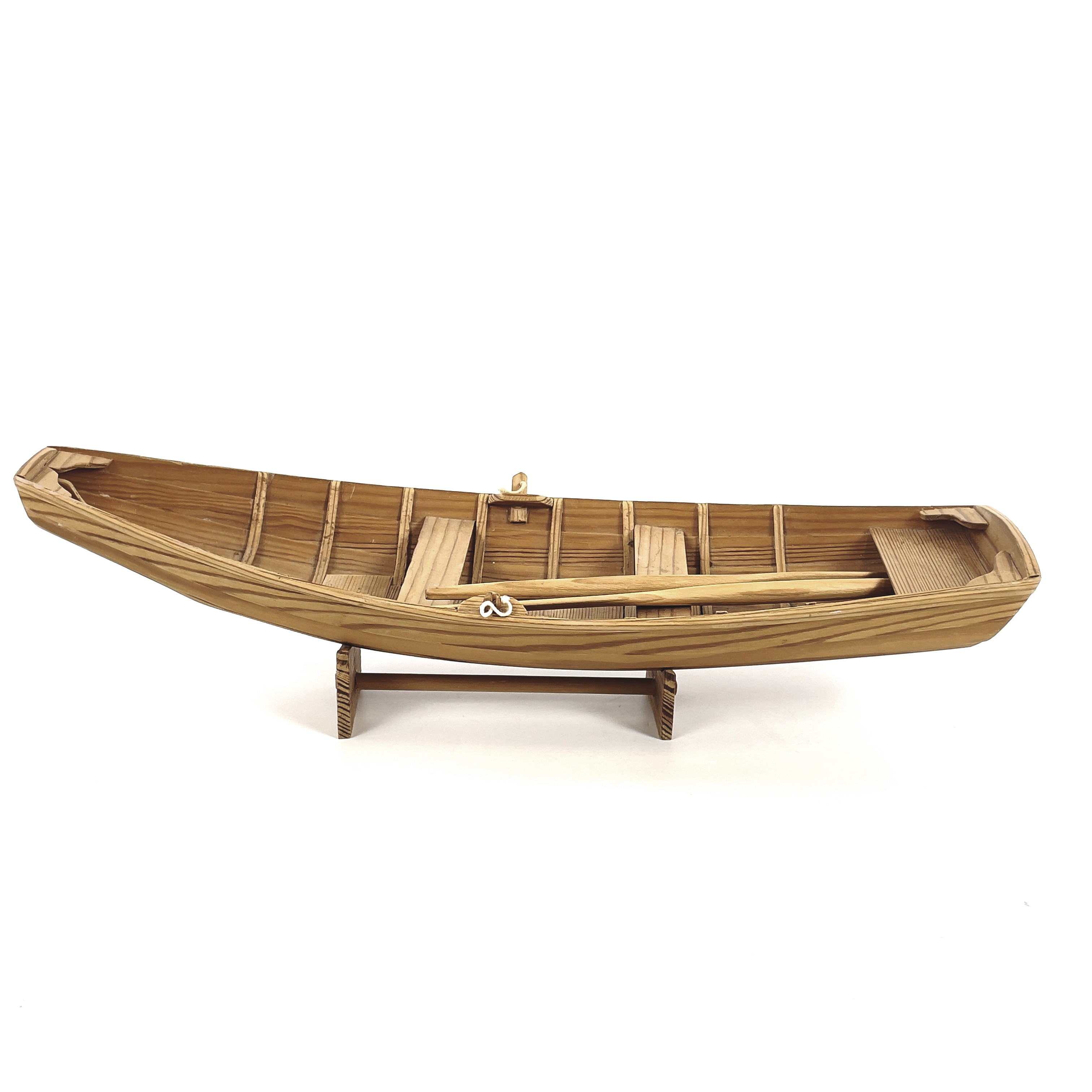 MODELLBÅT. Eka, furu, signerad & daterad E.N 1991.