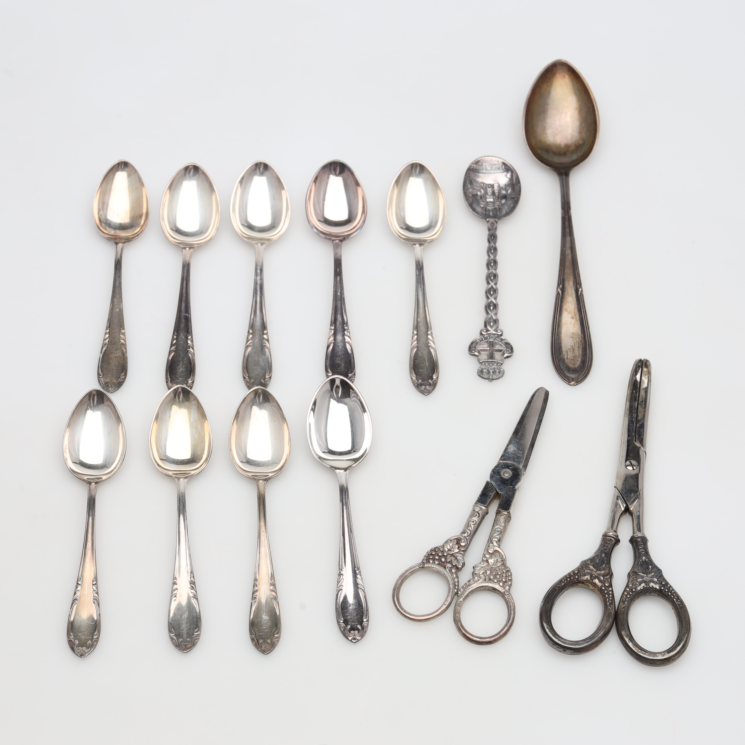 SKEDAR samt DRUVSAXAR 13 delar, silver, bruttovikt ca 240 gram.