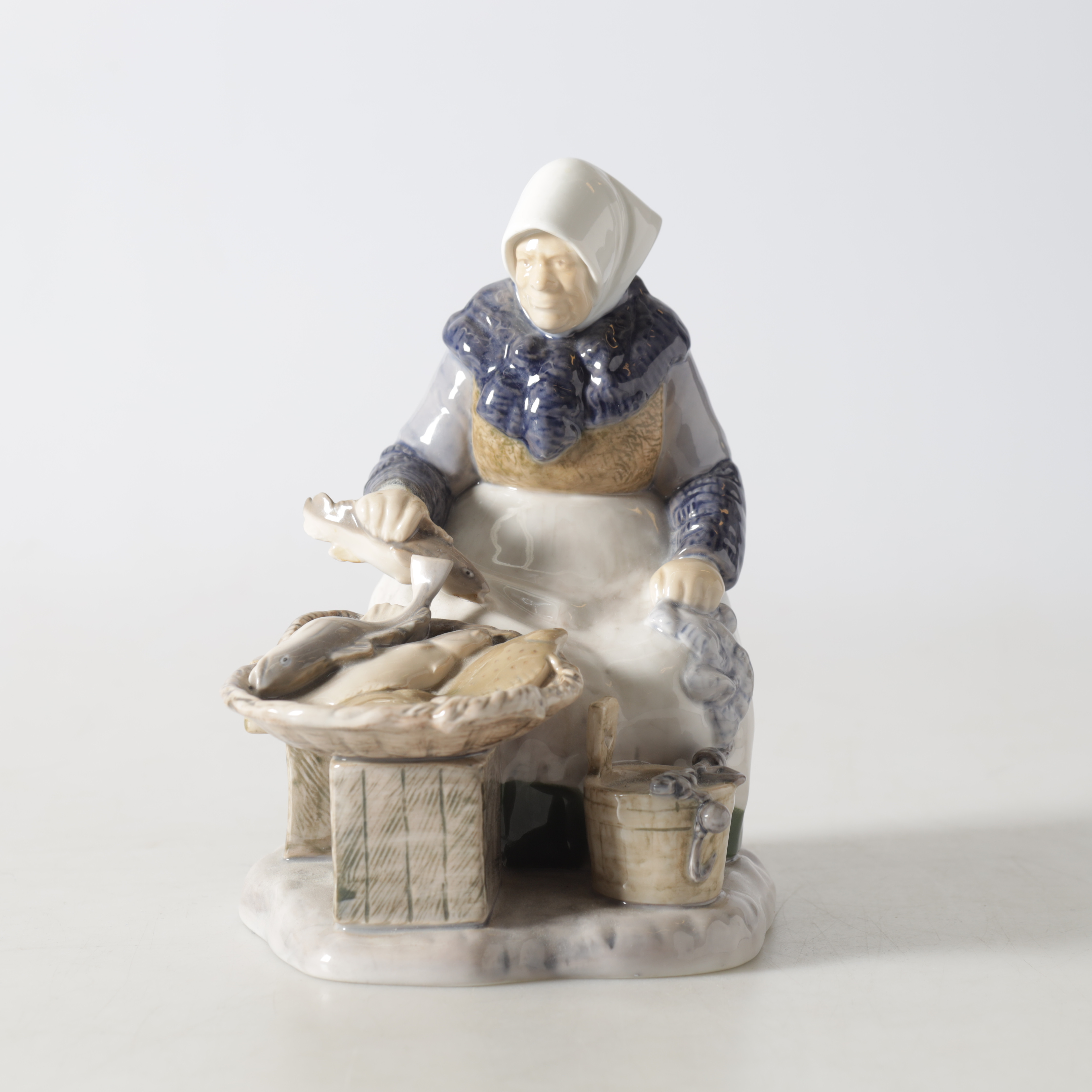 FIGURIN, porslin, Fiskarfru, nr 2233, Axel Locher, Bing & Gröndahl, Danmark.