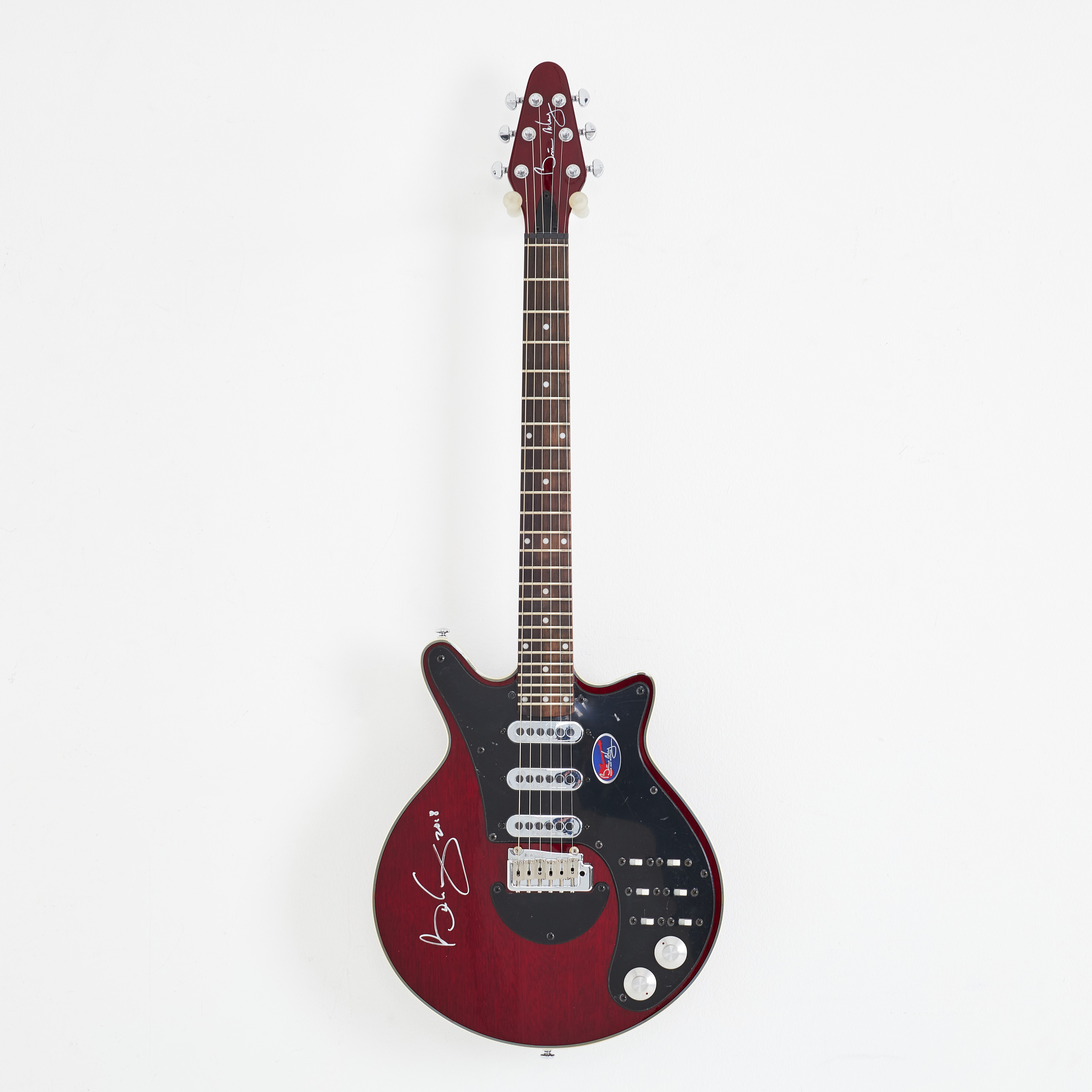 BRIAN MAY/QUEEN - SIGNERAD ELGITARR. Hals och kropp i mahogny, greppbräda av ebenholts, pickuper av tri-sonic modell, BMG Special, 2018, autograf.