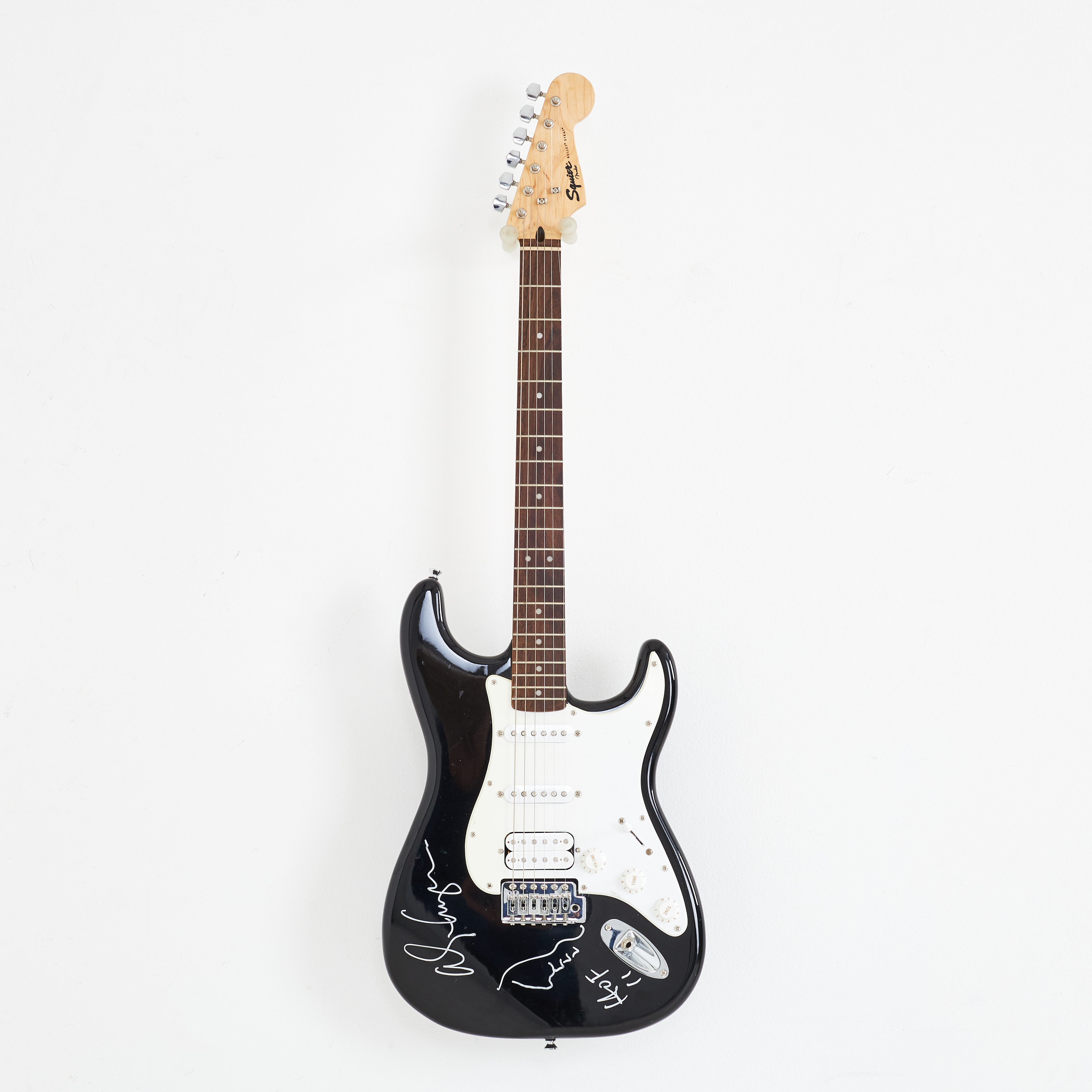 ALICE COOPER - SIGNERAD ELGITARR. Squier, JSA certifikat.