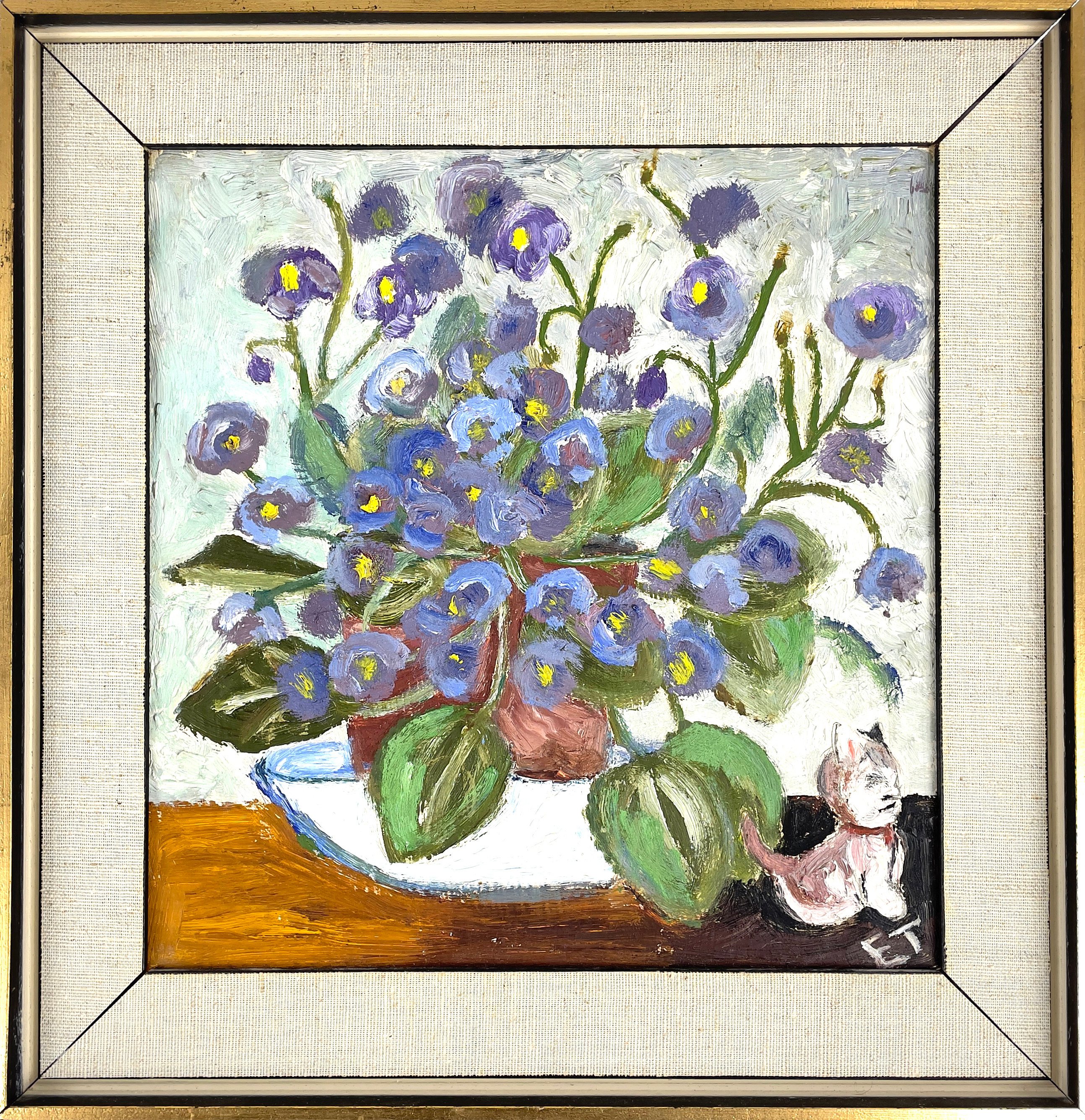 OIDENTIFIERAD KONSTNÄR, olja på pannå, Blomsterstilleben med katt, monogramsignerad ET.