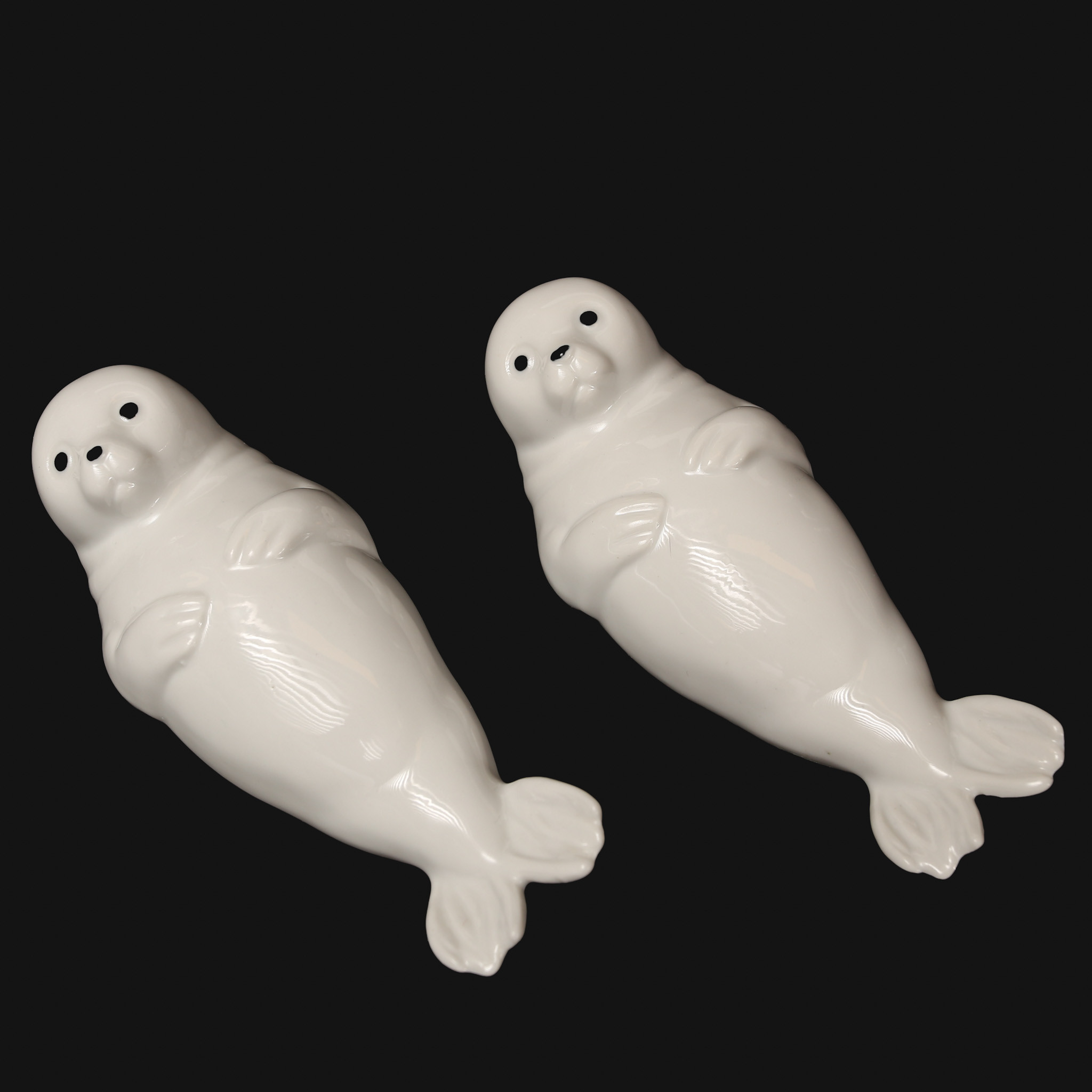 SÄLFIGURINER, ett par, porslin. vita med accentuerade ögon, och nos. 1900-talets slut.