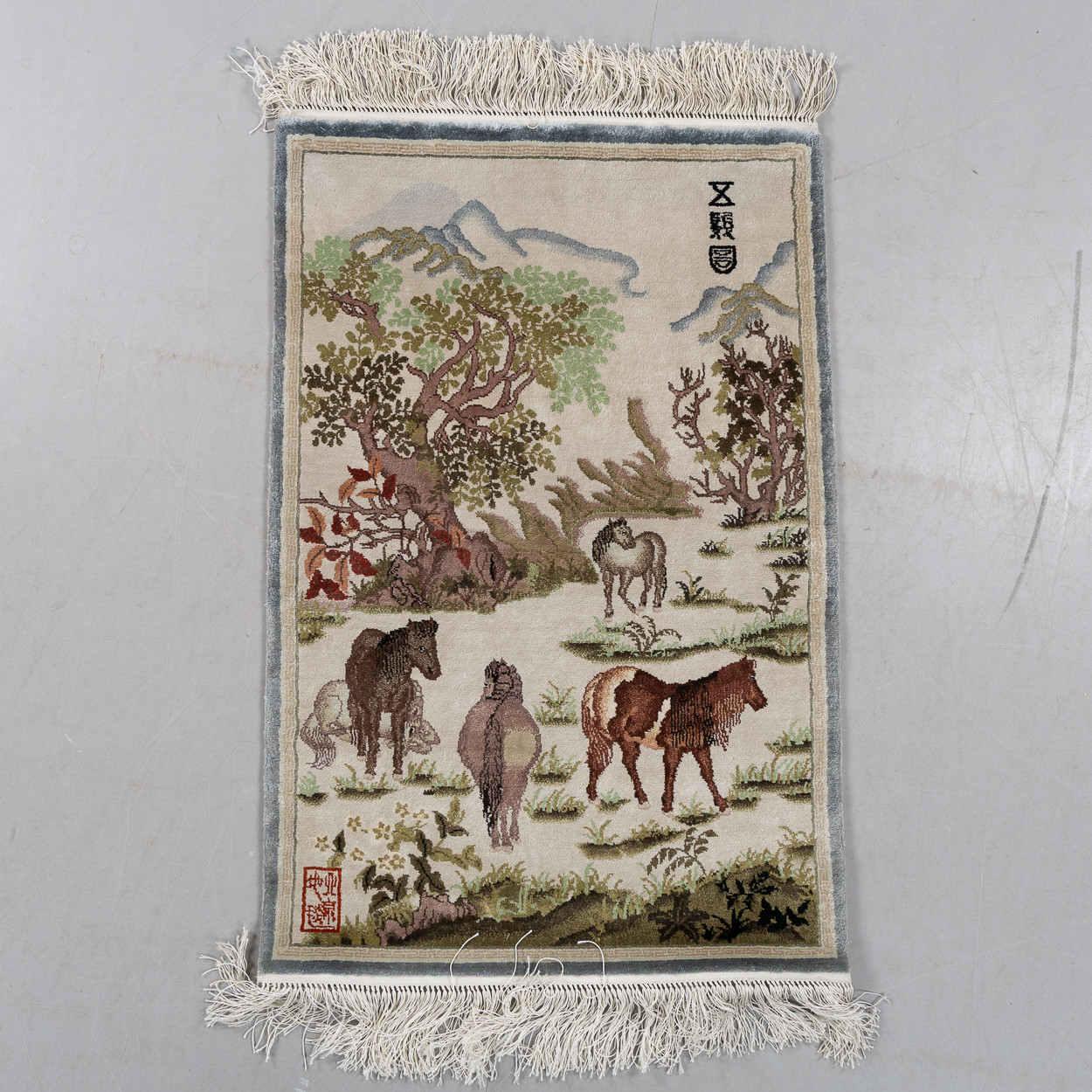 MATTA, silke, Kina, inköpt i Peking, 1985, ca 90 x 60 cm.