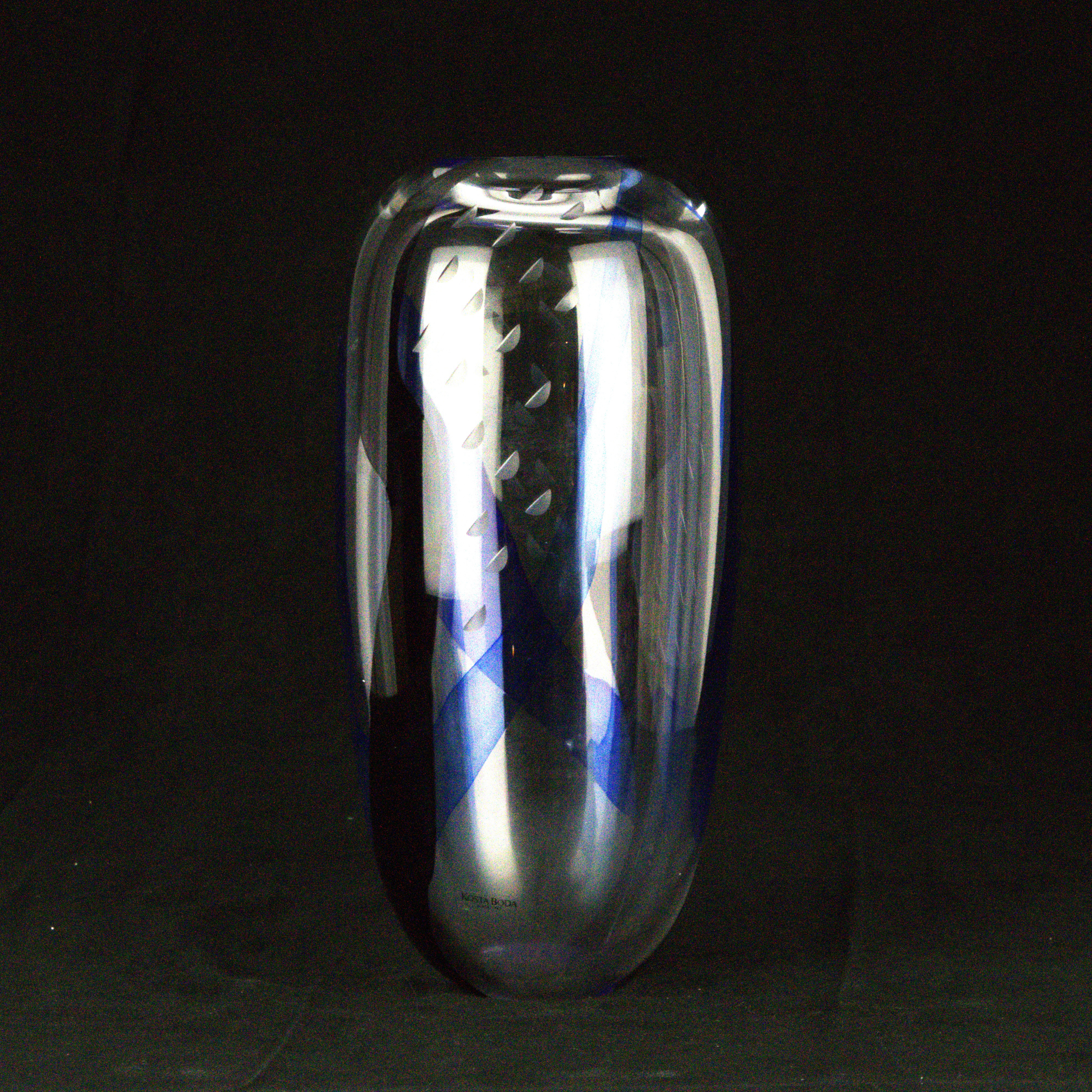 ANNA EHRNER. Vas, glas, underfång i svart och blått, slipad dekor, signerad, etikettmärkt, Kosta Boda, -91.