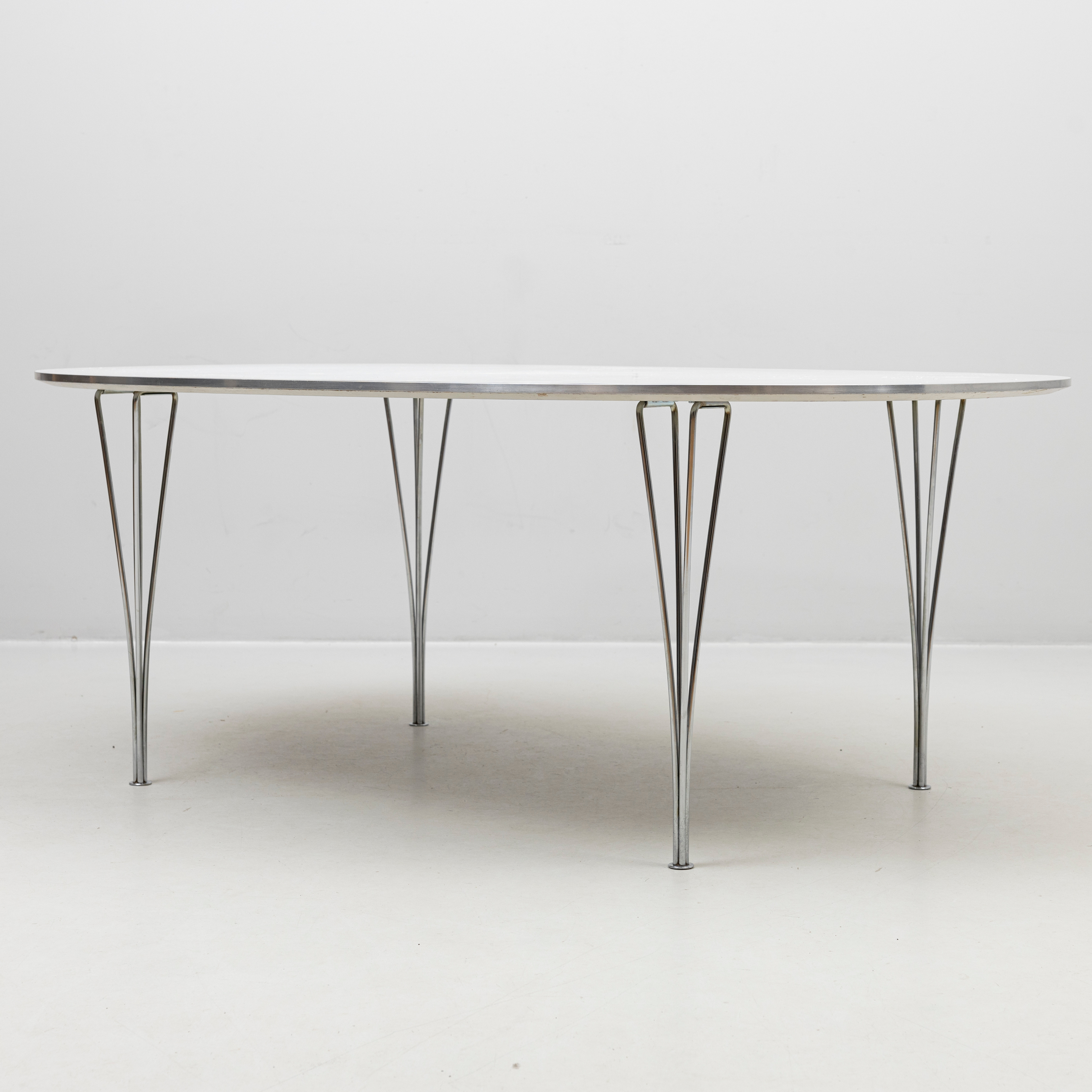 BRUNO MATHSSON & PIET HEIN. Matbord, "Superellips", modell B613, Fritz Hansen, Danmark, 1975.
