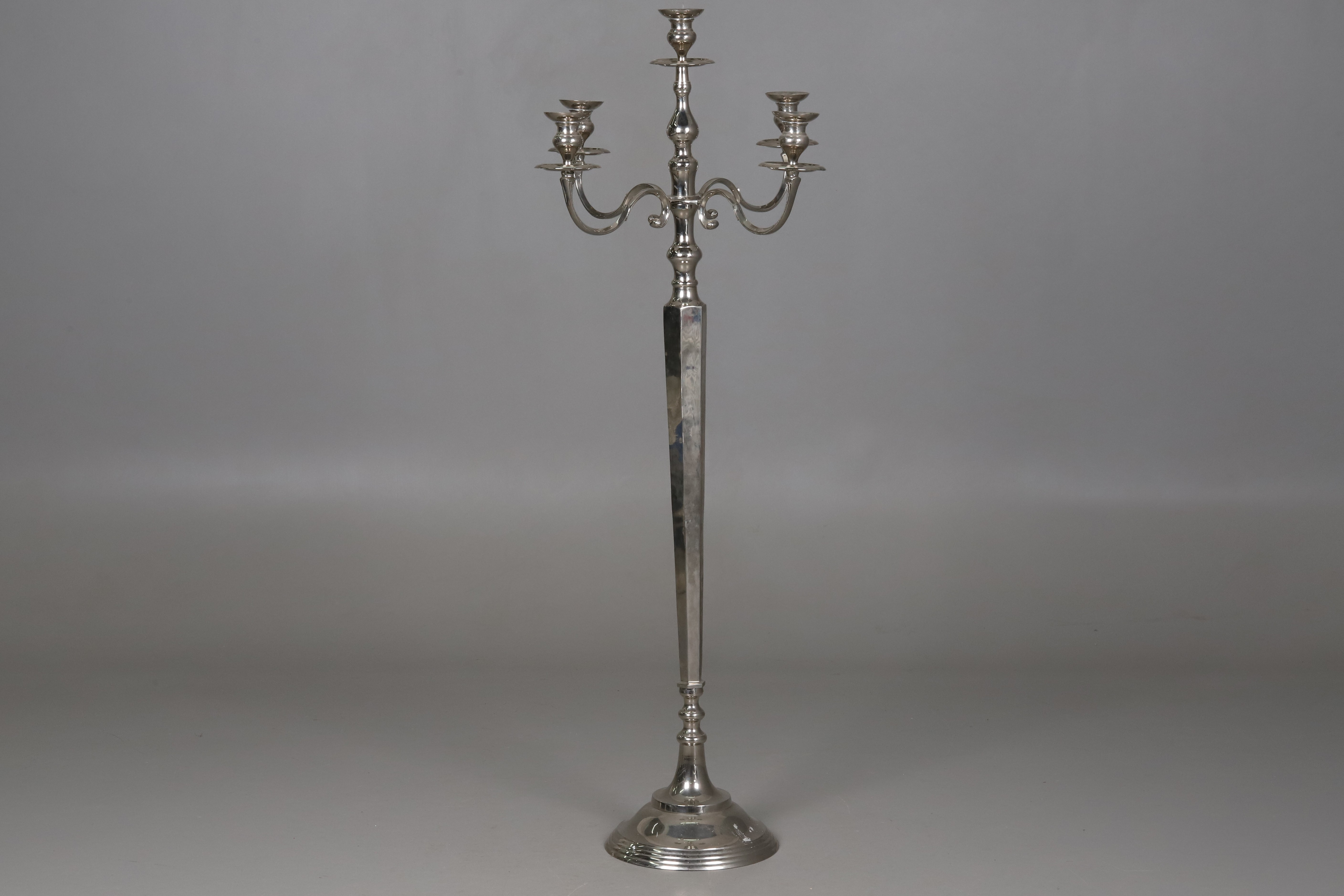 STOR GOLVKANDELABER. Vitmetall, samtida.