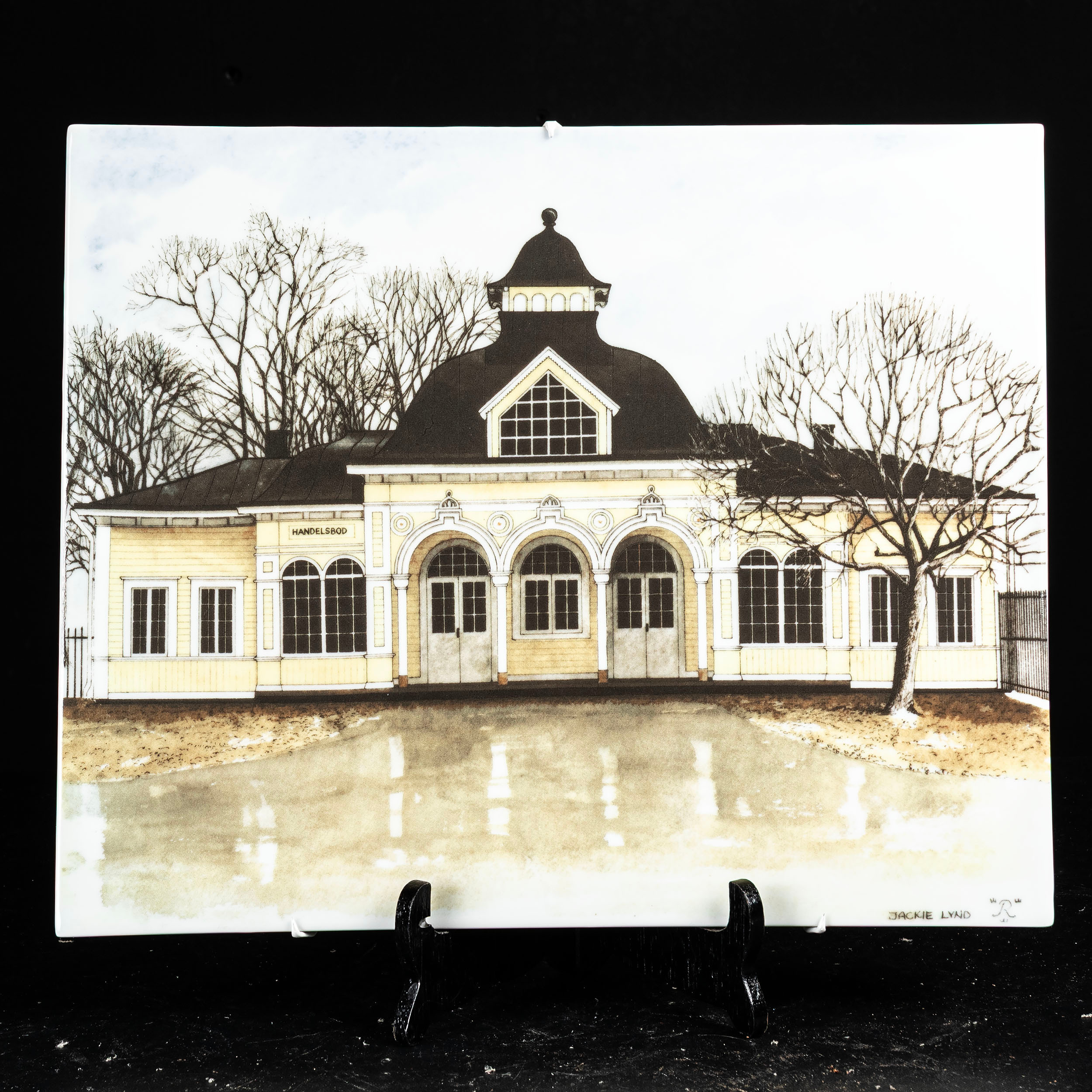 JACKIE LYND. Väggplakett, "Handelsboden", Rörstrand, signerad.