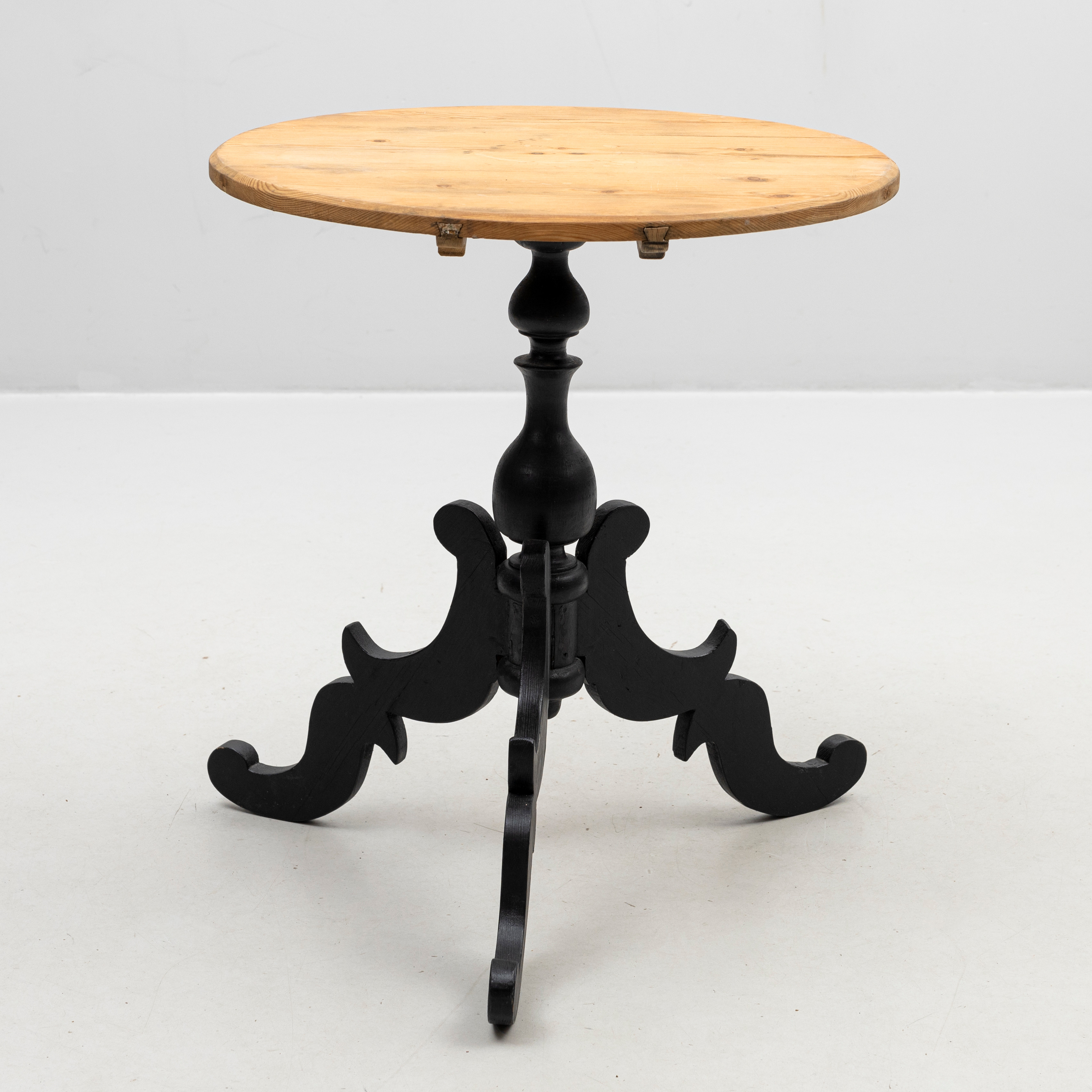 BORD, tidigt 1900-tal, tredelad fot.