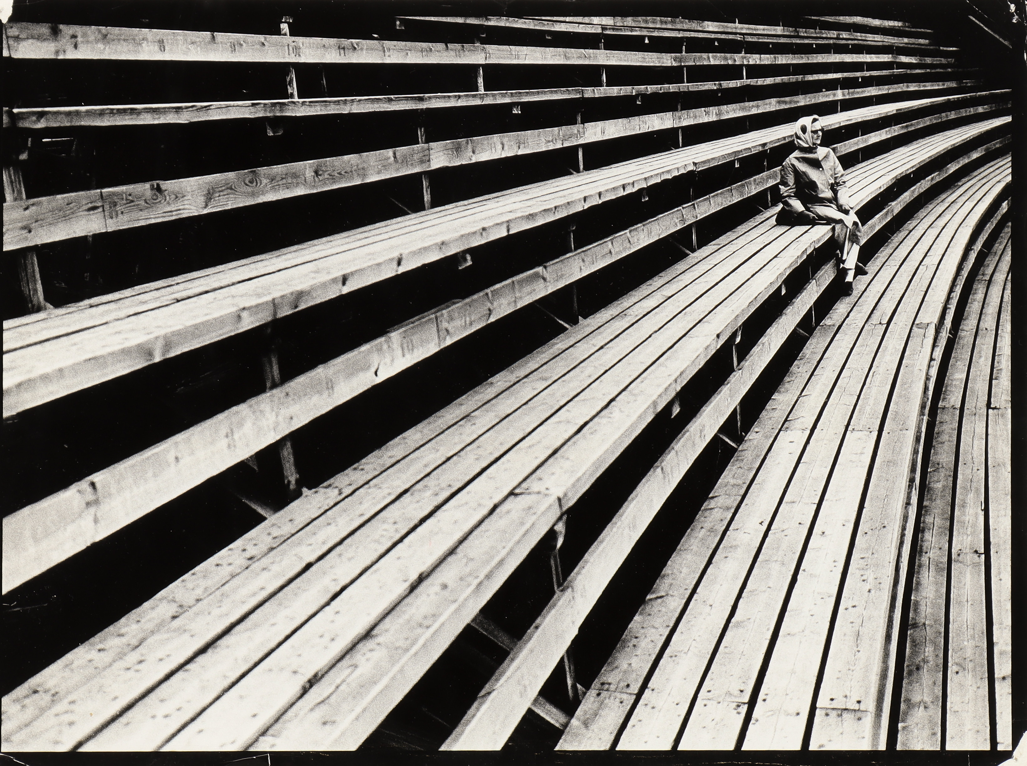 NILS-ERIK WIKEBÄCK. Kvinna på stadionläktare.