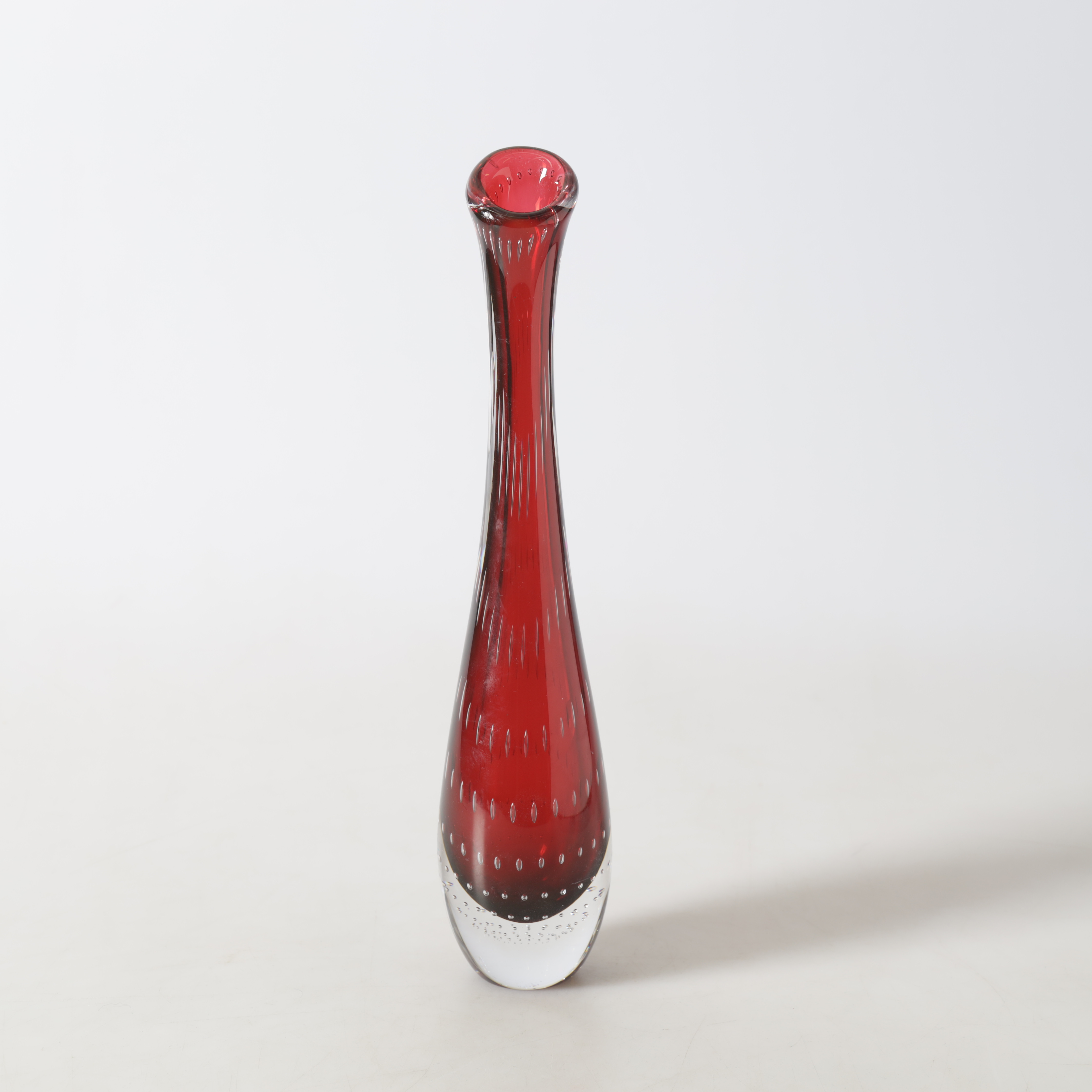 VICKE LINDSTRAND. Vas, glas, Kosta, signerad.