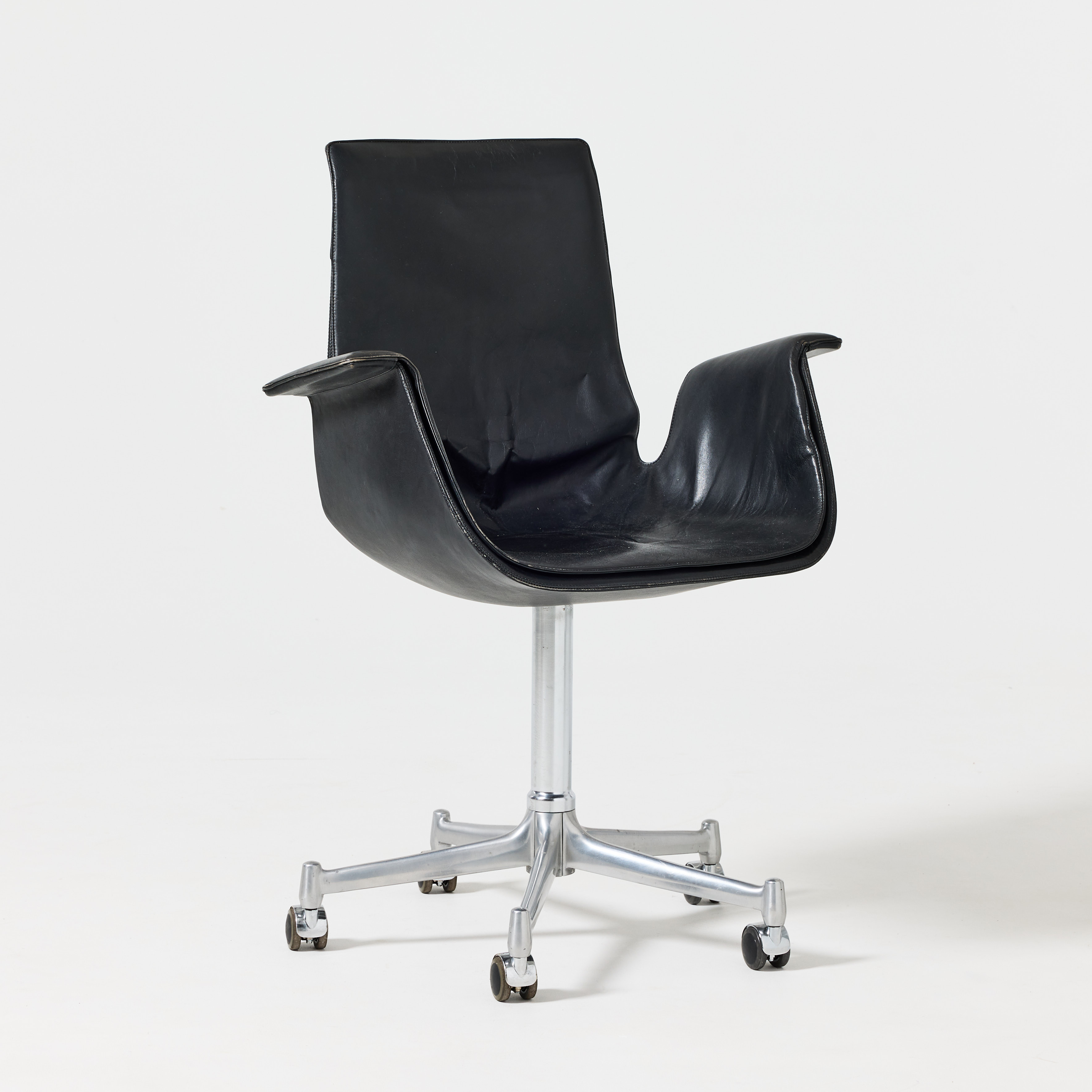 PREBEN FABRICIUS & JØRGEN KASTHOLM. "Tulip", karmstol på hjul, Kill International, Tyskland 1960-tal, klädsel i svart läder.