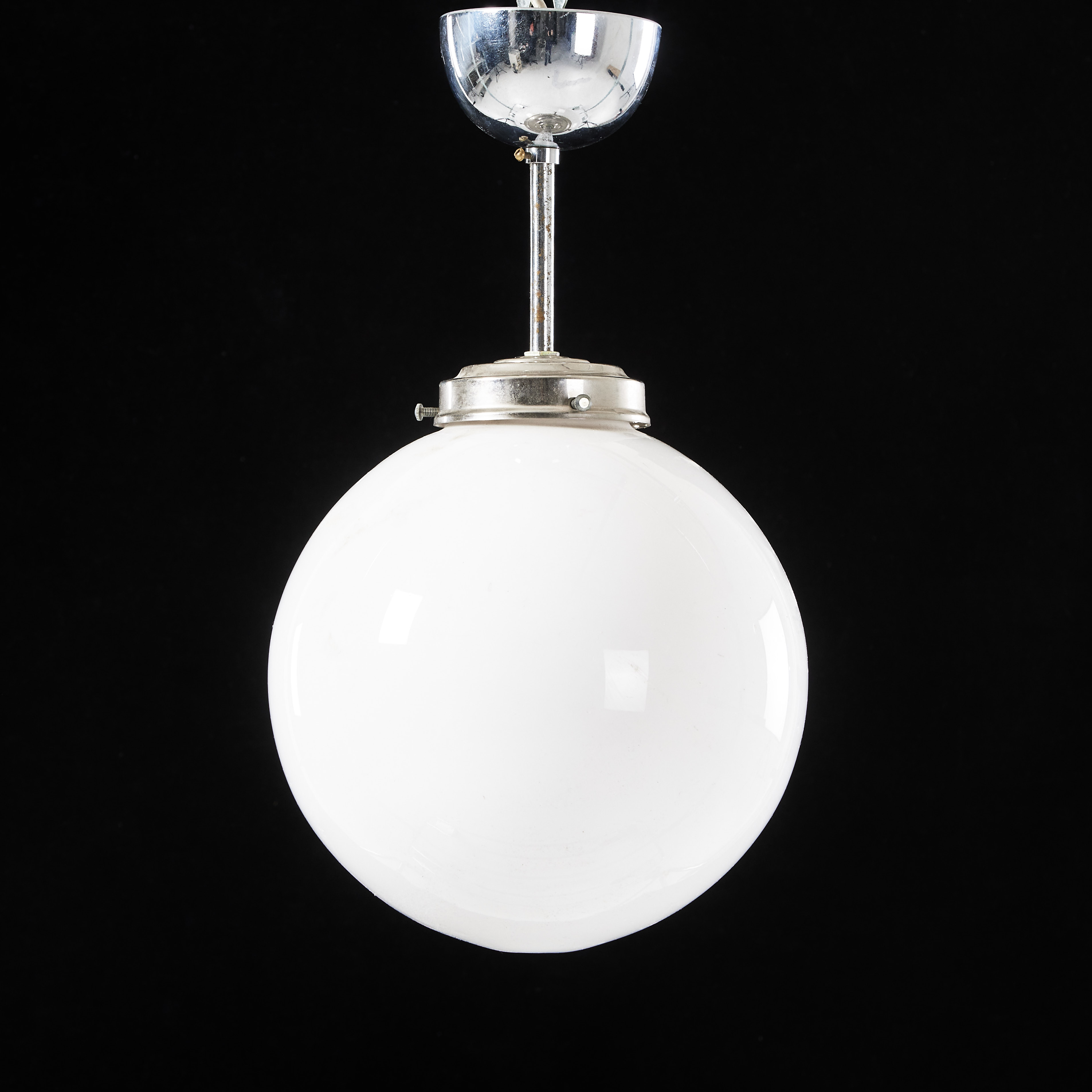 TAKLAMPA, klotmodell, funkis, opalinglas och metall.