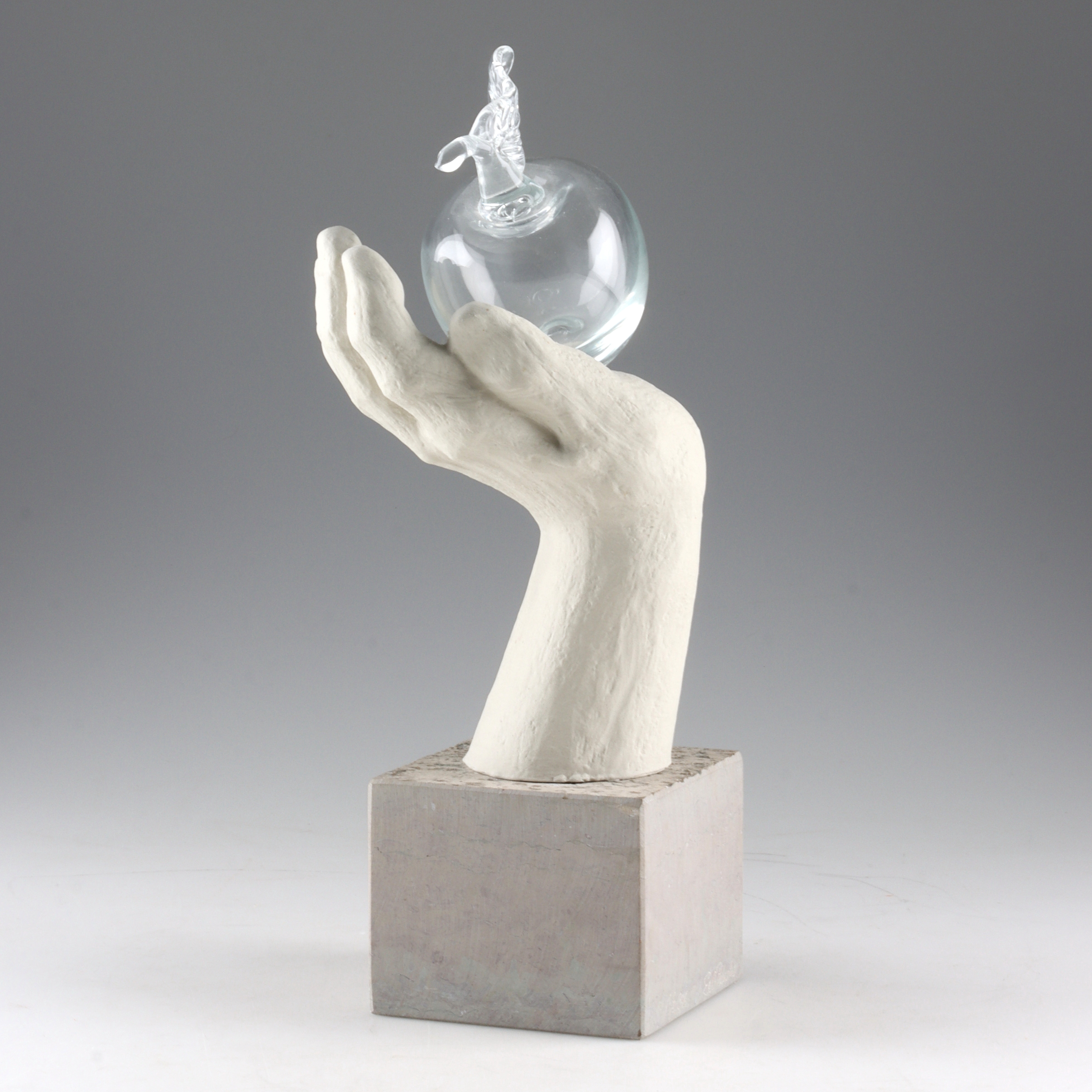 EVA & OLOF PARADIS. Skulptur, "Handen & Äpplet", Paradisverkstan, Öland, signerad och numrerad 376.