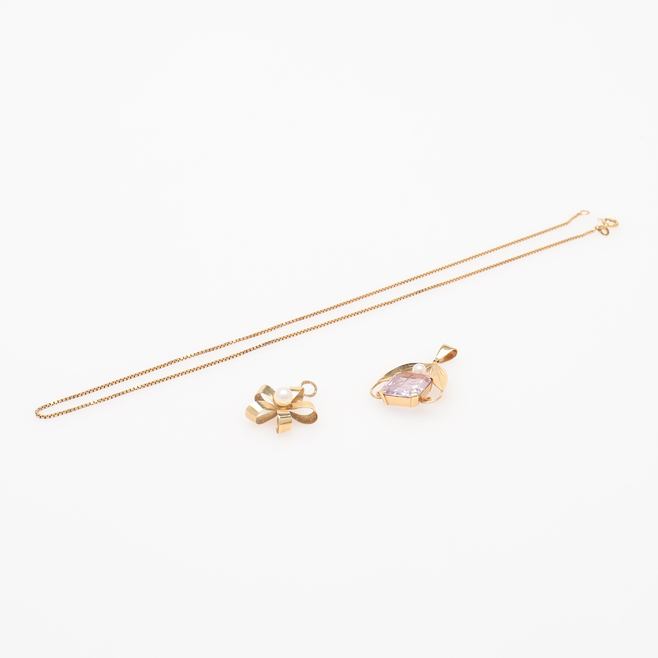 HALSKEDJA OCH TVÅ HÄNGEN, 18K GULD, TOTAL VIKT CA 8,8 GRAM.