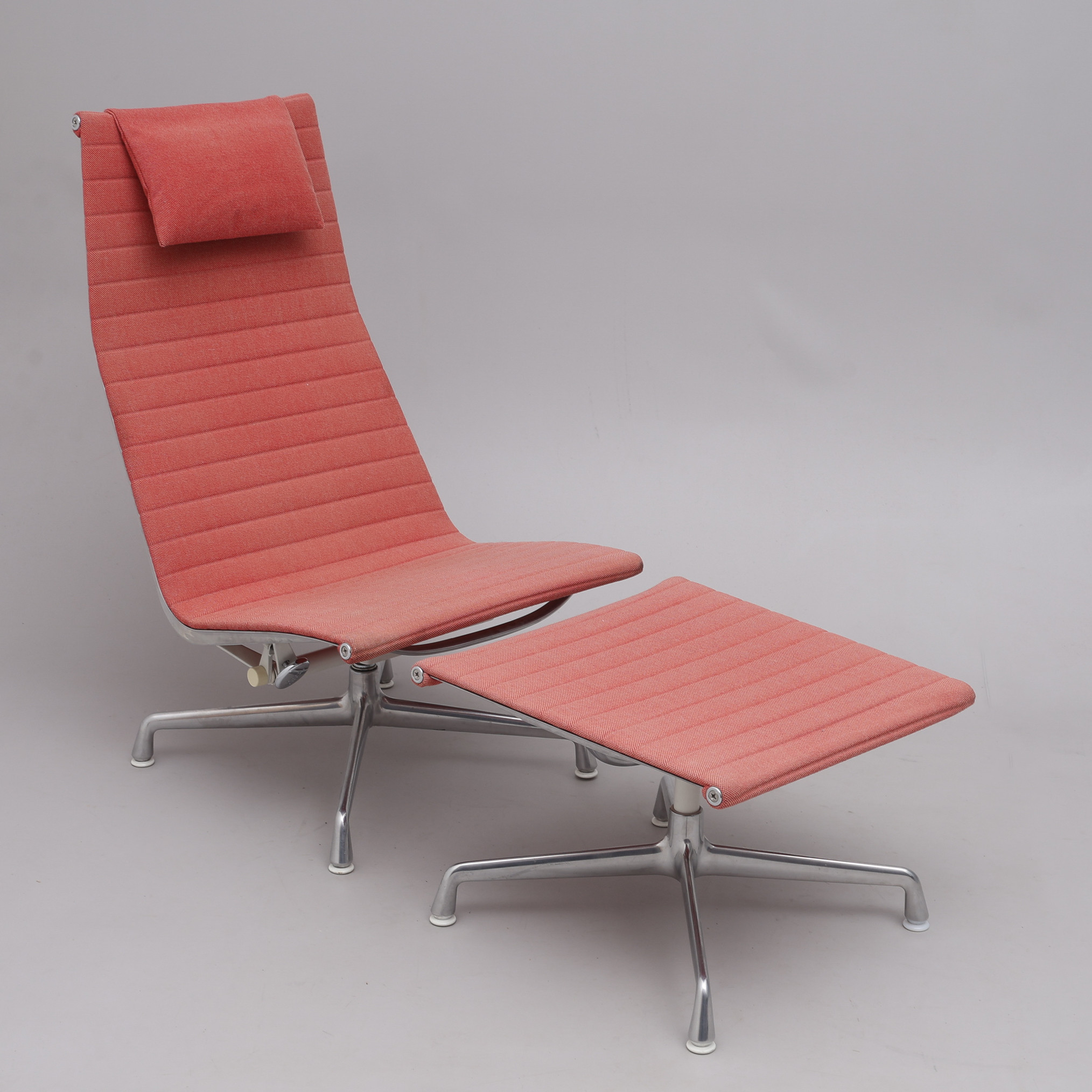 RAY & CHARLES EAMES. FÅTÖLJ MED FOTPALL, MODELL EA 124 & EA 125, VITRA, 2000-TAL.