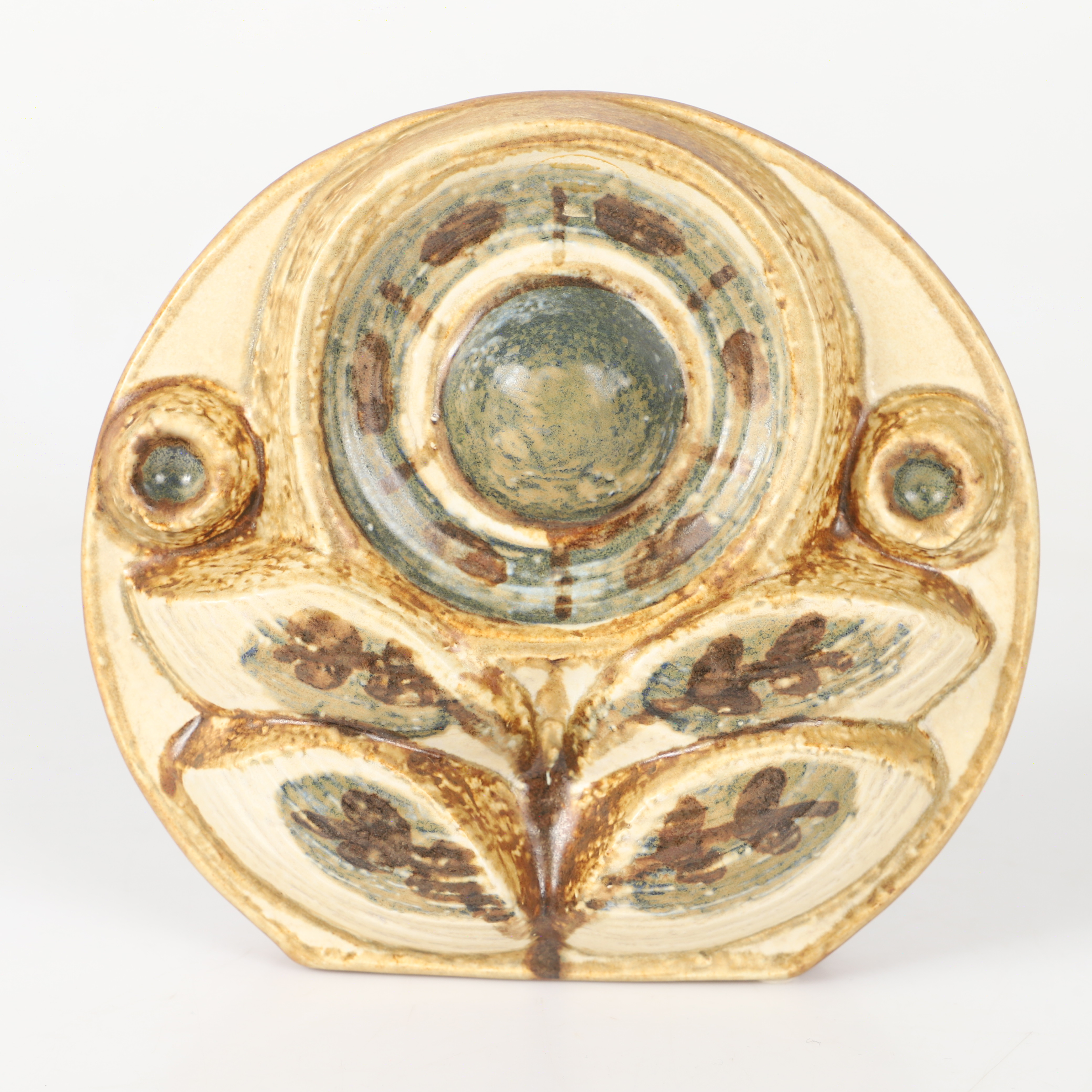 NOOMI BACKHAUSEN. Väggrelief, stengods, Søholm, Danmark.