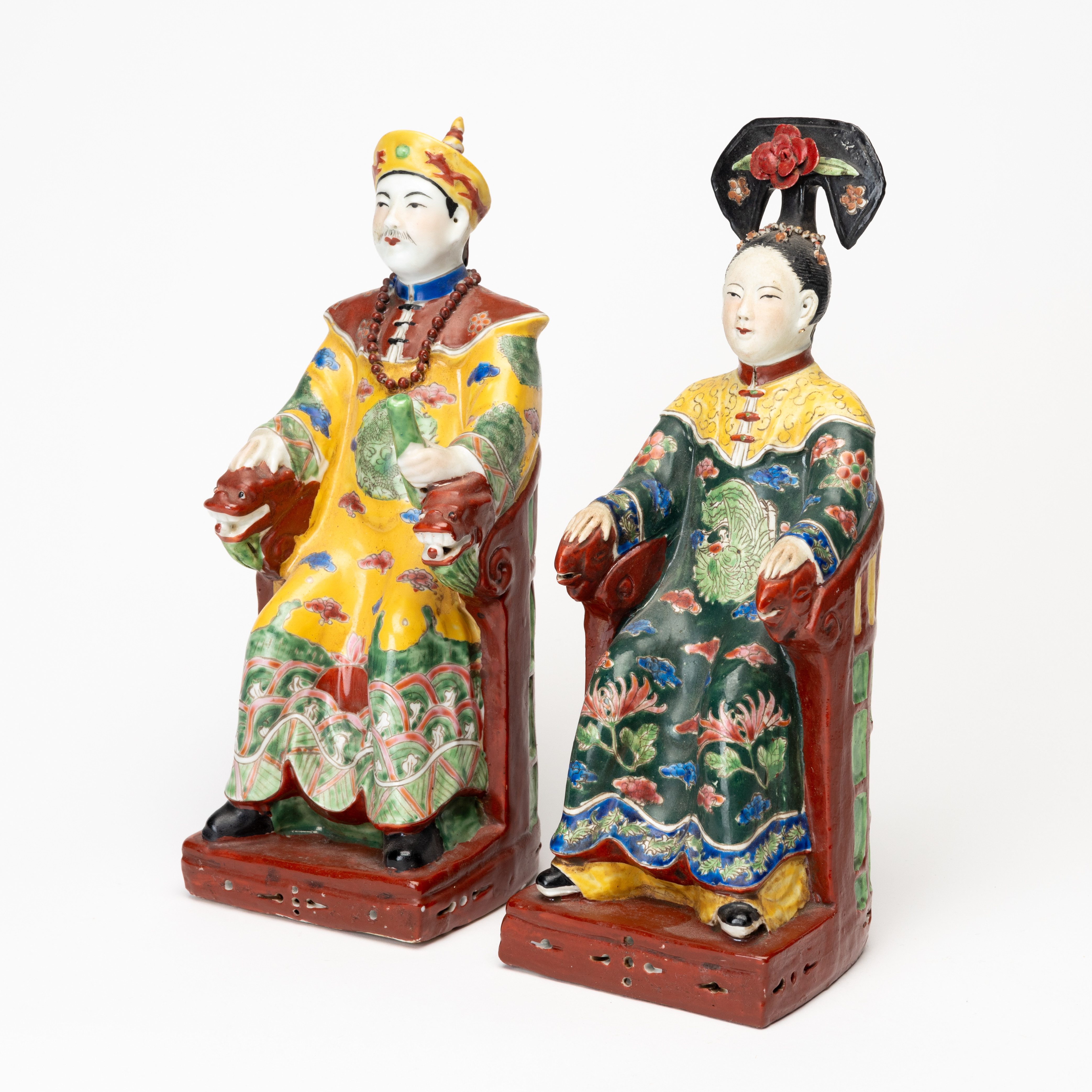 FIGURINER, 2 st, Kejsare och kejsarinna, porslin, Kina, 1900-tal.
