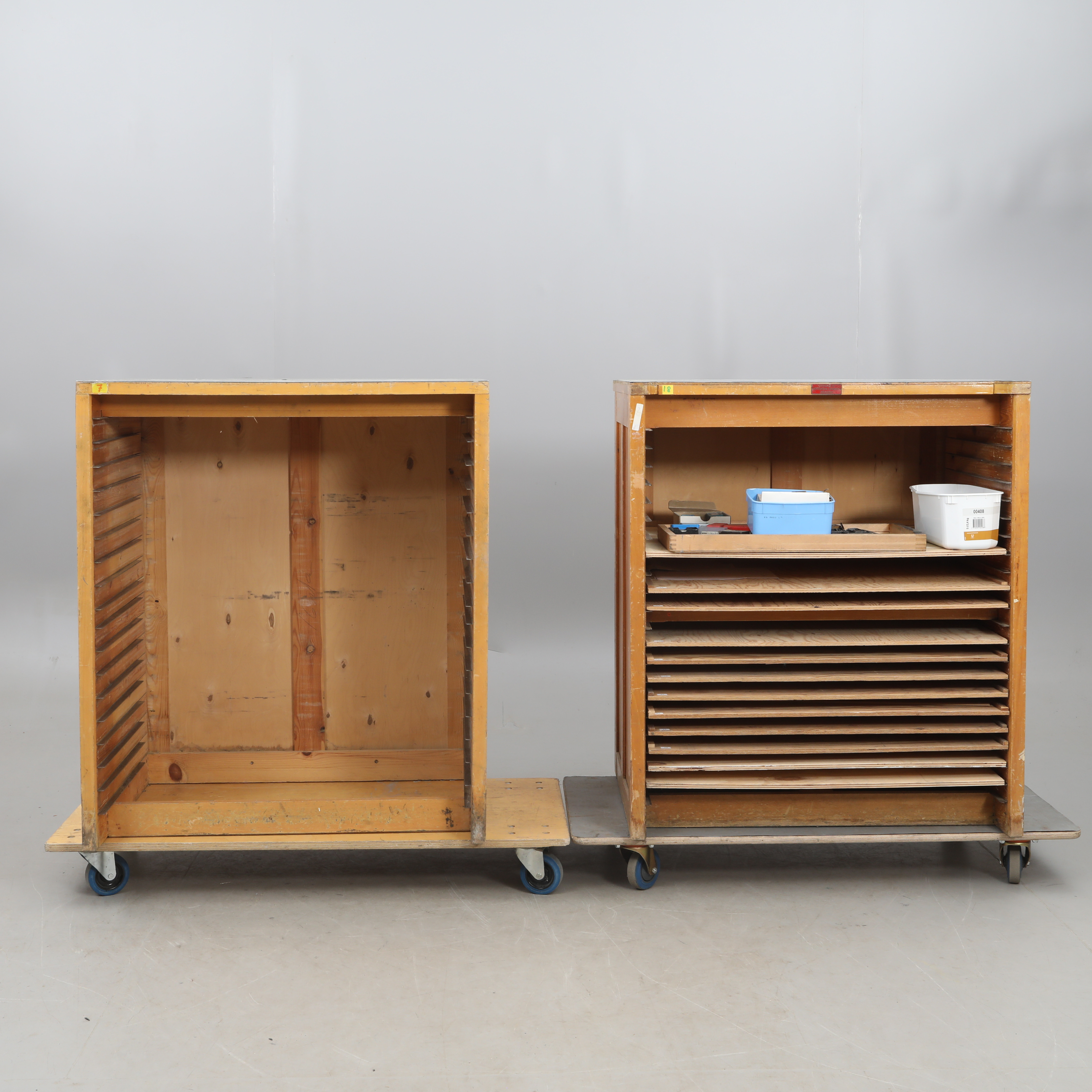 SKÅP,2 stycken, från tryckeri, med blytyper,teckensnitt.