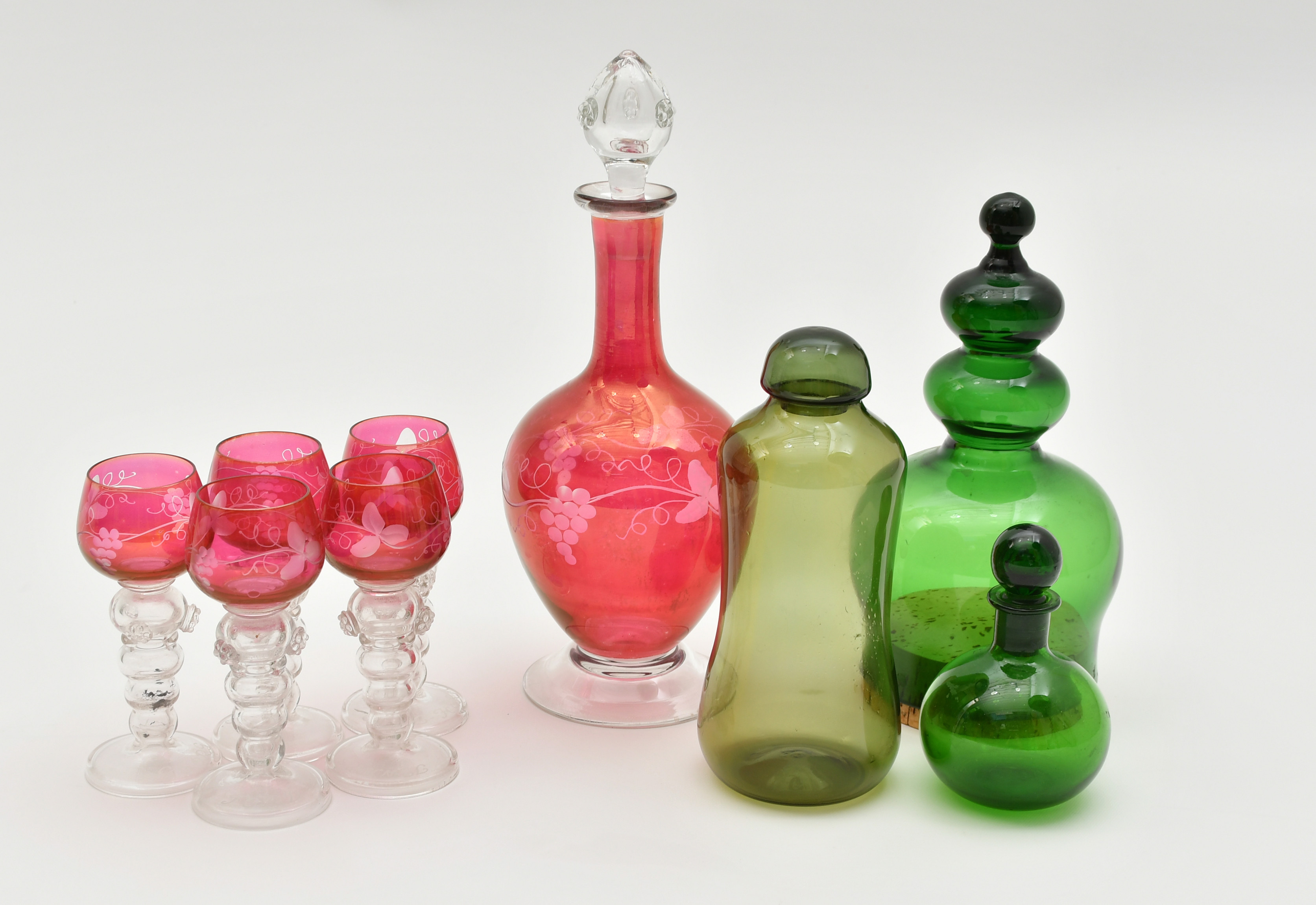 1 karaff med tillhörande 5 dessertglas remmare. röd 2 karaffer gröna 1 glas kupa grön på kork.