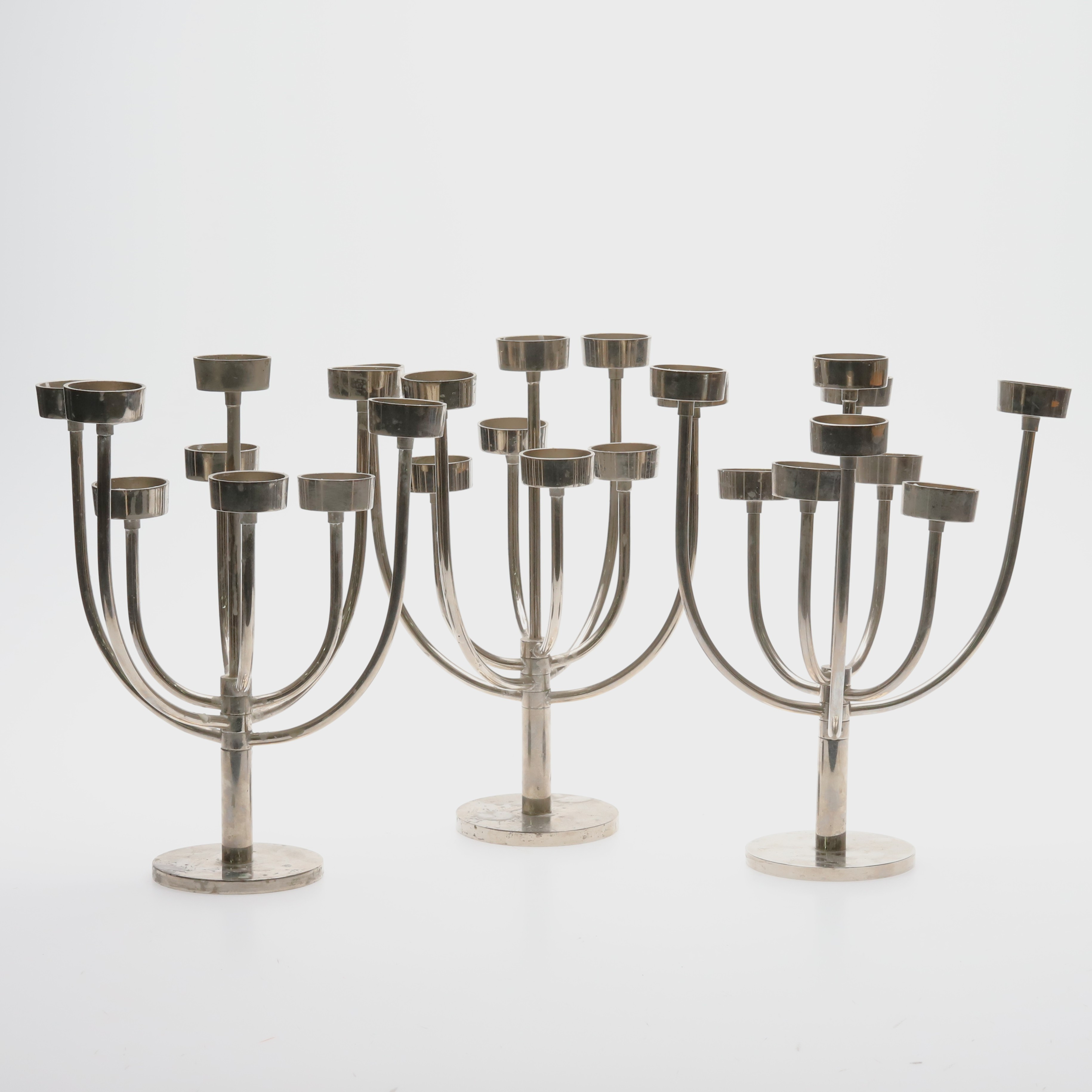 KANDELABRAR. 3 st. Vitmetall, "Habitat", för värmeljus, justerbara ljusarmar.