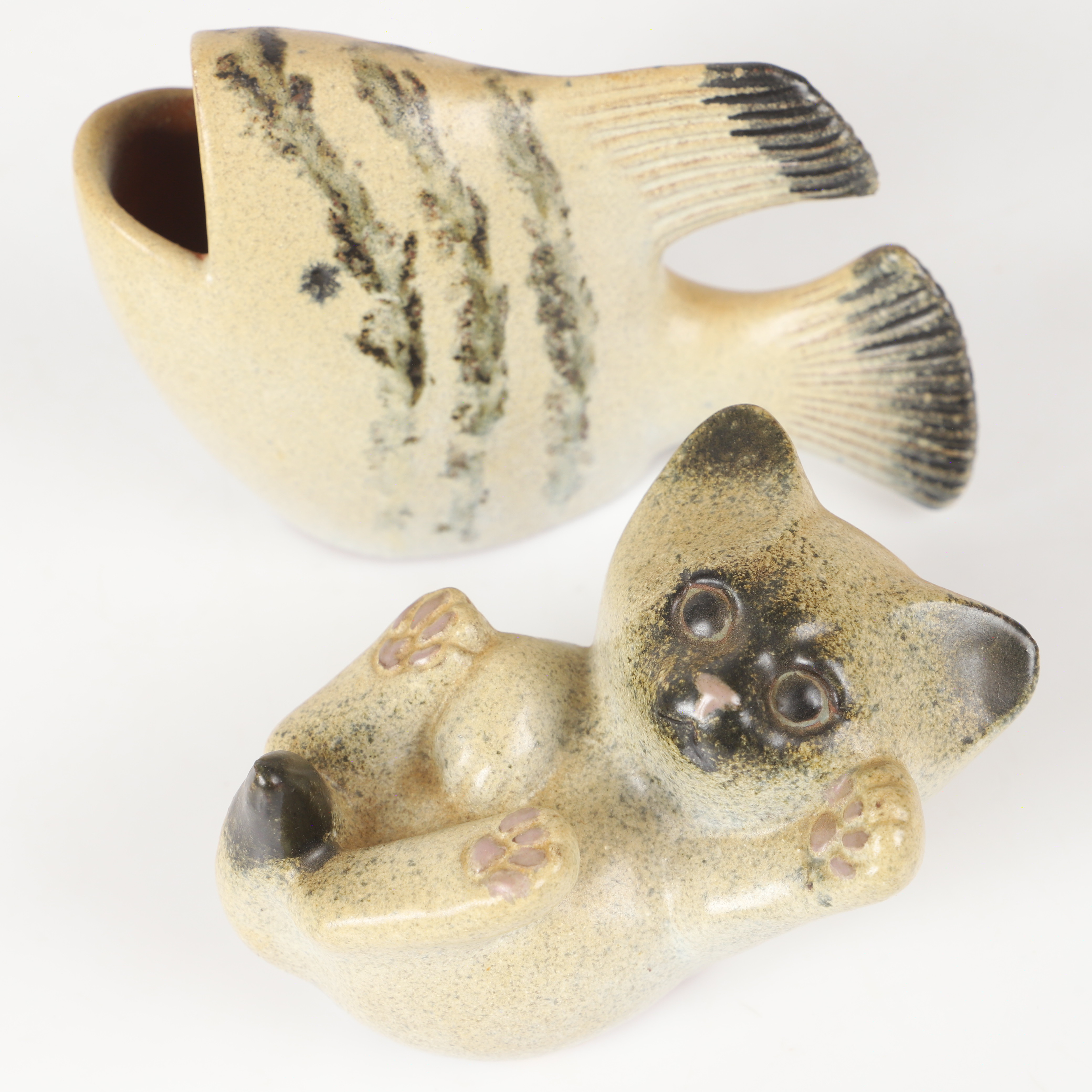 THOMAS HELLSTRÖM. Figuriner, 2 stycken, fisk samt katt, glaserad keramik, Nittsjö.