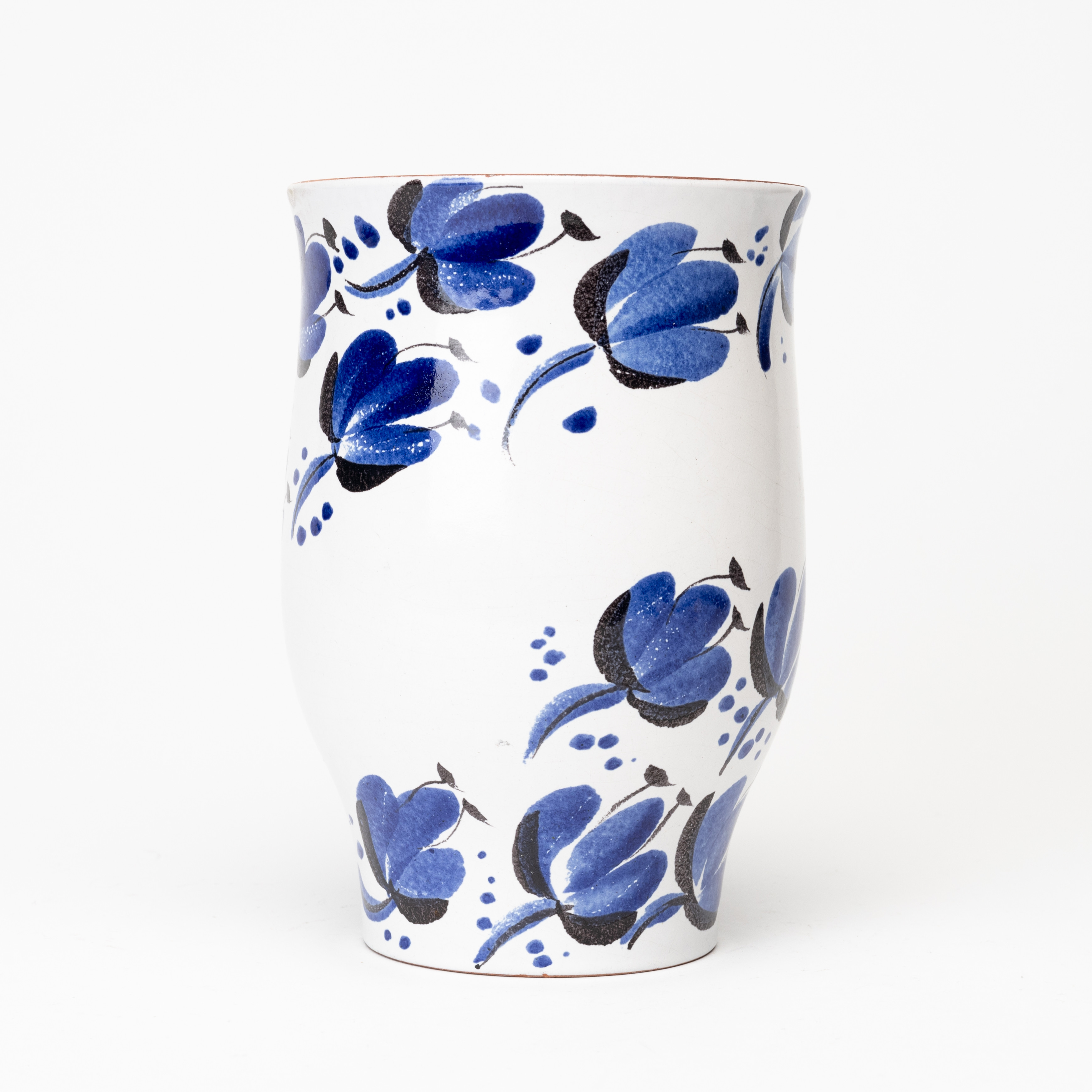 STIG LINDBERG. Vas, fajans, Studiohanden, handdrejad, fajansmålare Maja Snis, stämpelmärkt, Gustavsberg, 1950-tal.